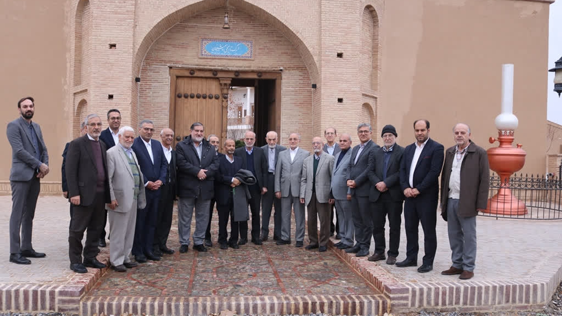 استانداران ادوار مرکزی از گنجینه‌های فرهنگی و مراکز خیریه خمین بازدید کردند