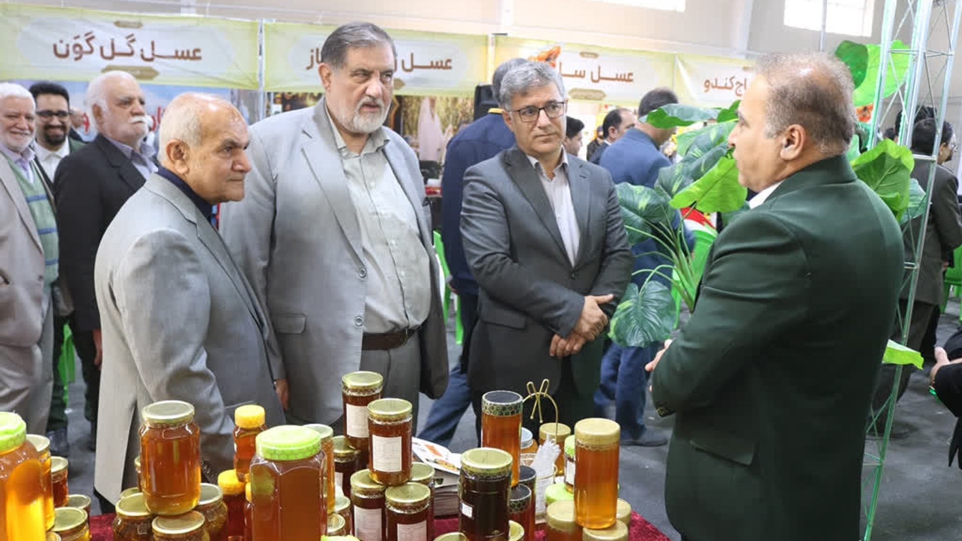 حضور همزمان استانداران ادوار استان مرکزی در جشنواره عسل و زعفران خمین؛ تأکید بر توسعه محصولات استراتژیک