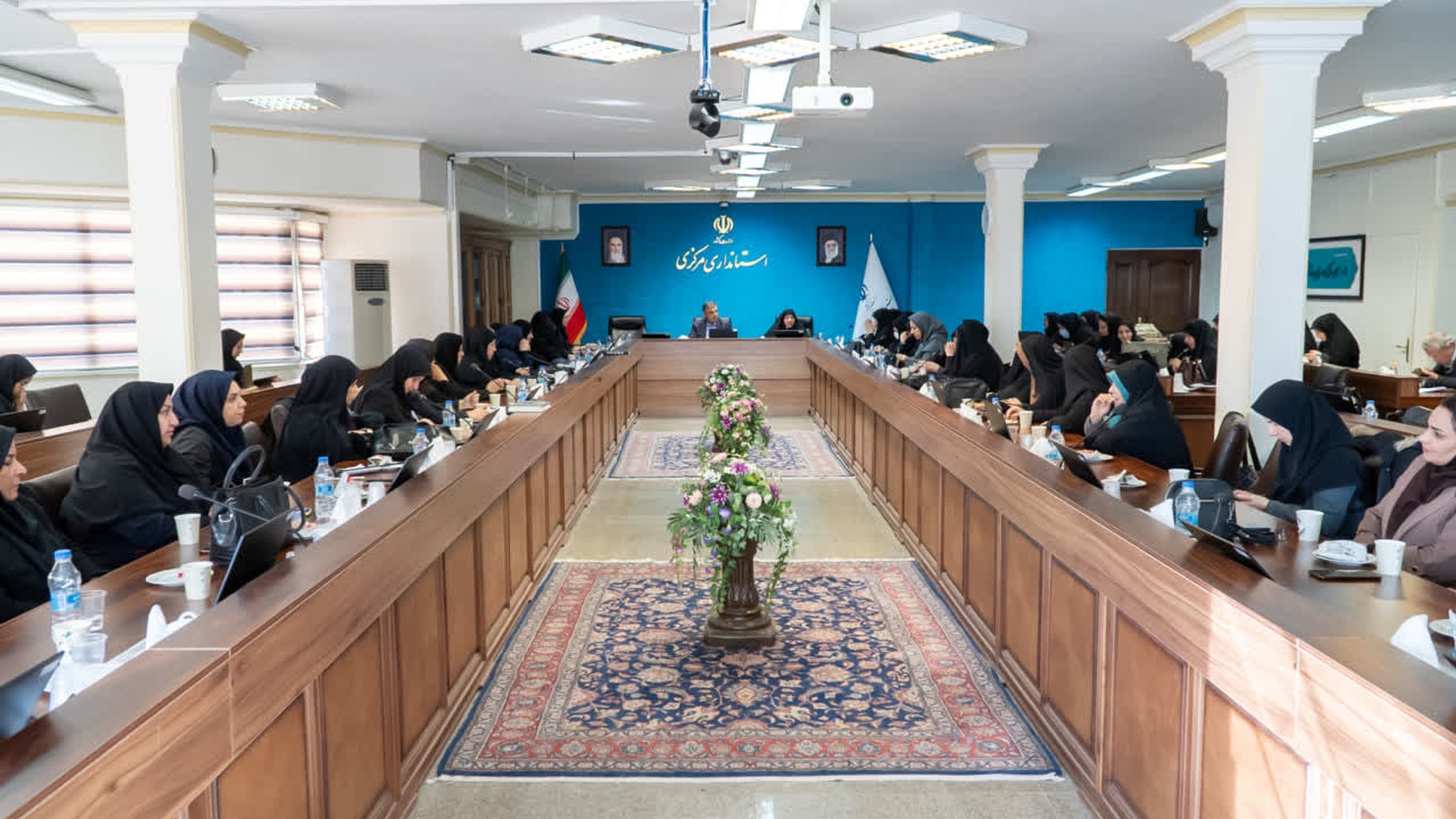 استاندار مرکزی: بانوان مدیر سرمایه‌ای توانمند برای پیشبرد امور استان هستند

نشست استاندارمرکزی ومدیرکل امورزنان وخانواده استان تحت عنوان «روشنای مهر» با بانوان مدیر استان