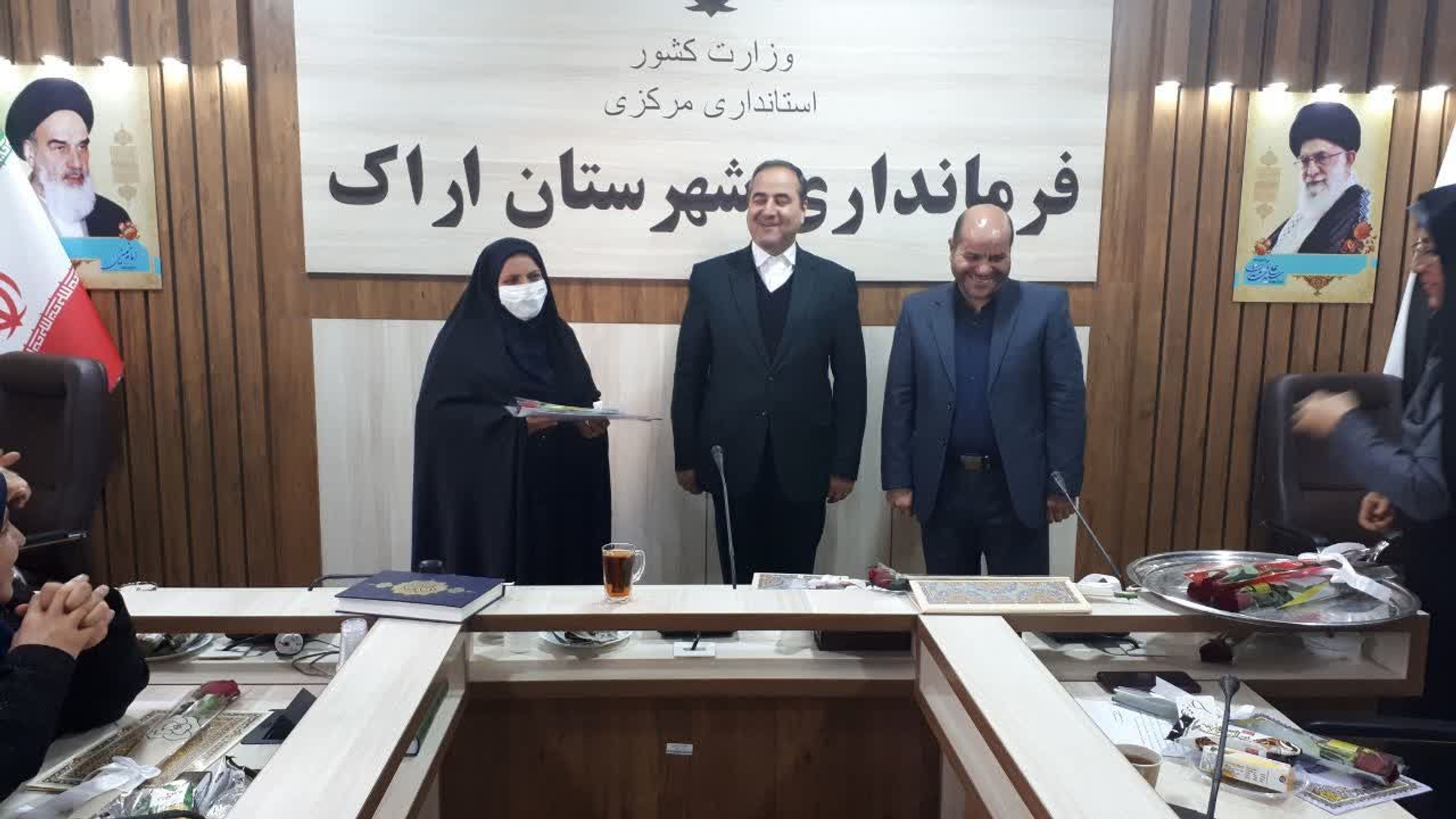 🔻به مناسبت روز زن انجام شد؛
⭕️ تجلیل فرماندار اراک  از بانوان شاغل در فرمانداری شهرستان اراک