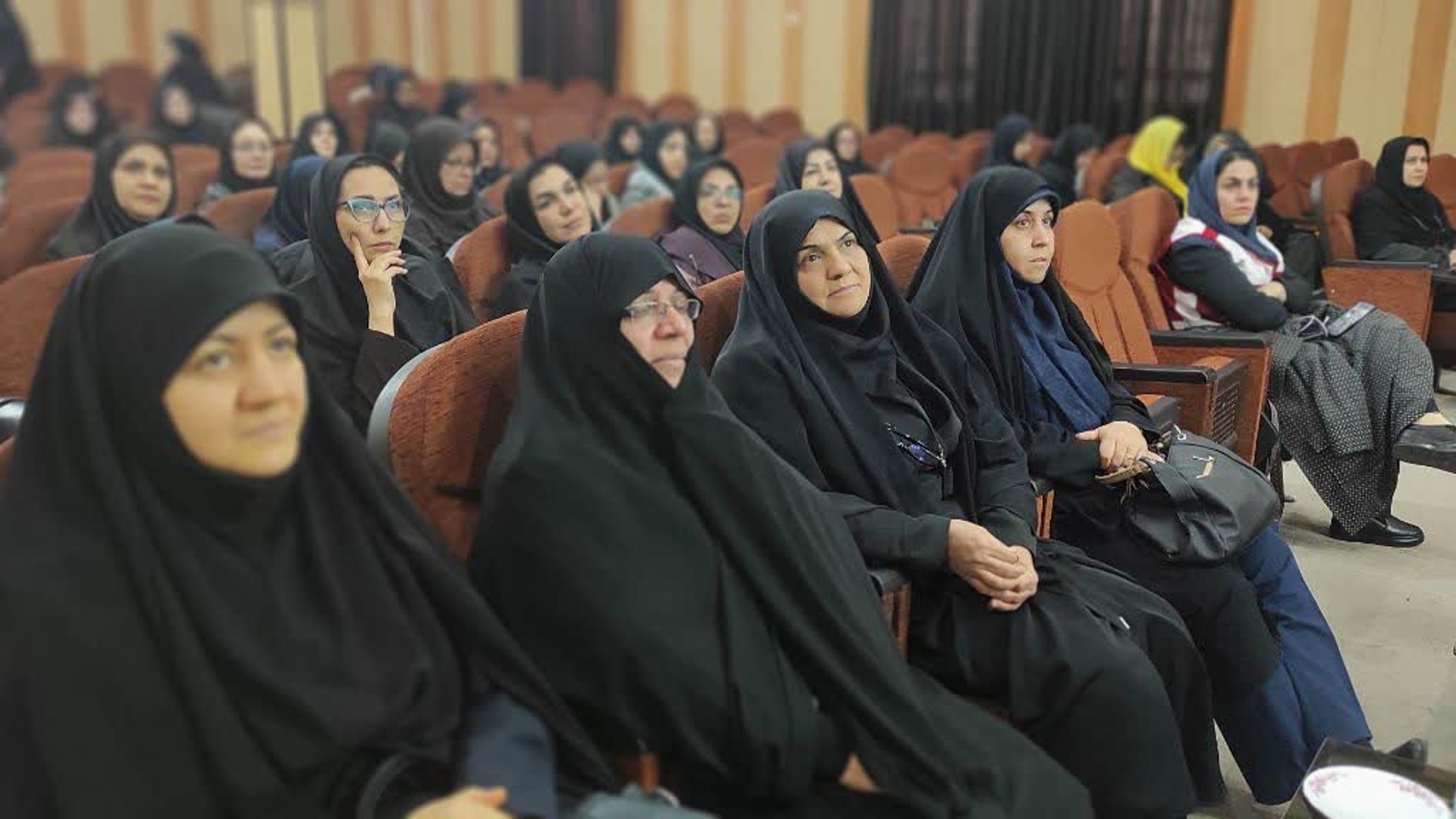 باحضور مفتح زاده مدیرکل امور زنان وخانواده استانداری ،آقا محمدی معاون دفتر و مشاورین امور بانوان دستگاههای اجرایی استان،کارگاه آموزشی تاب آوری شغلی ویژه بانوان شاغل دستگاه های اجرایی باتدریس دکتر پیمان صبا مشاور امور خانواده در دانشگاه ملی مهارت استان برگزار شد .