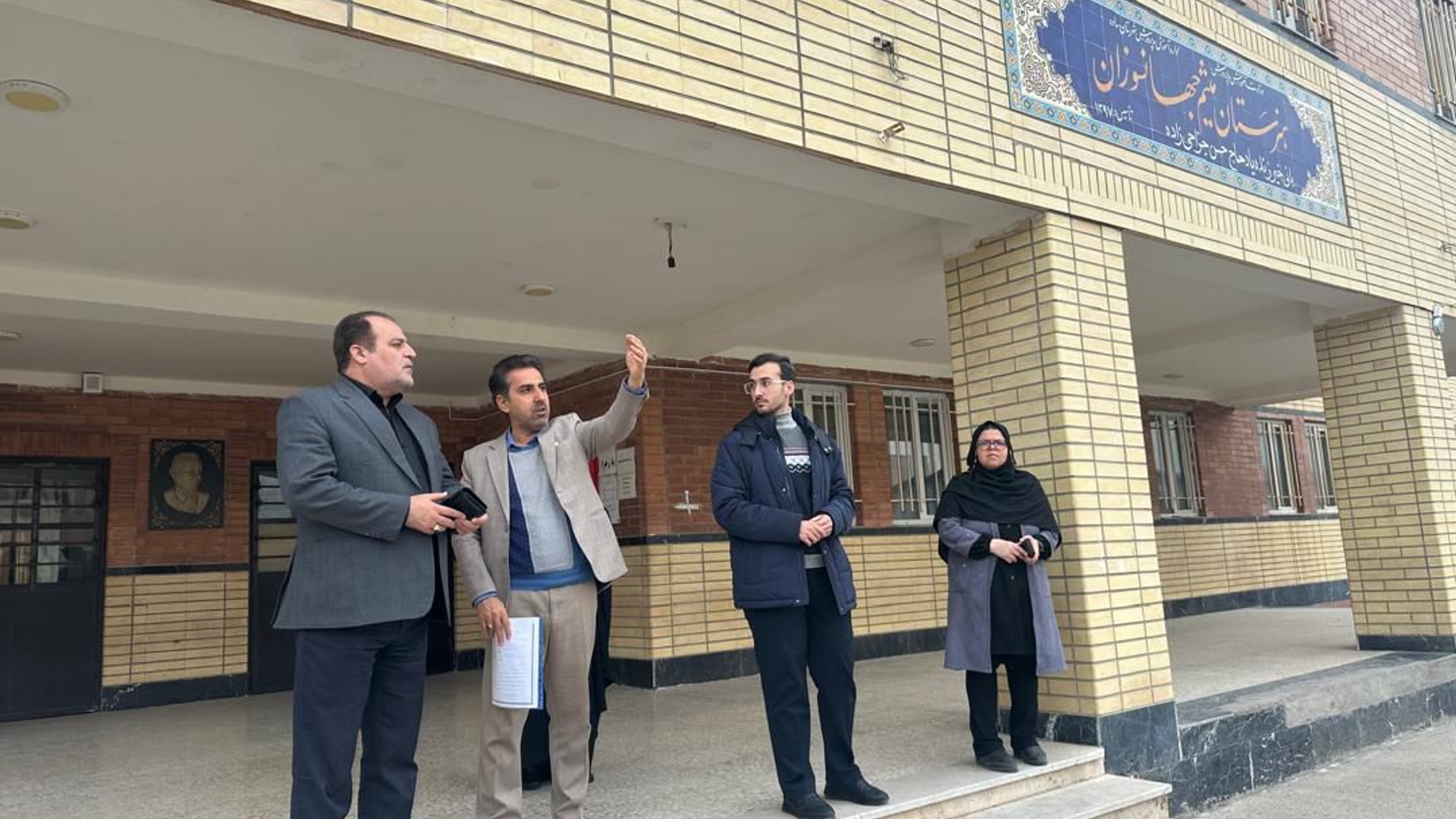 بازدید فرماندار ویژه شهرستان ساوه از هنرستان دخترانه جهانسوزان در راستای بررسی امکانات آموزشی