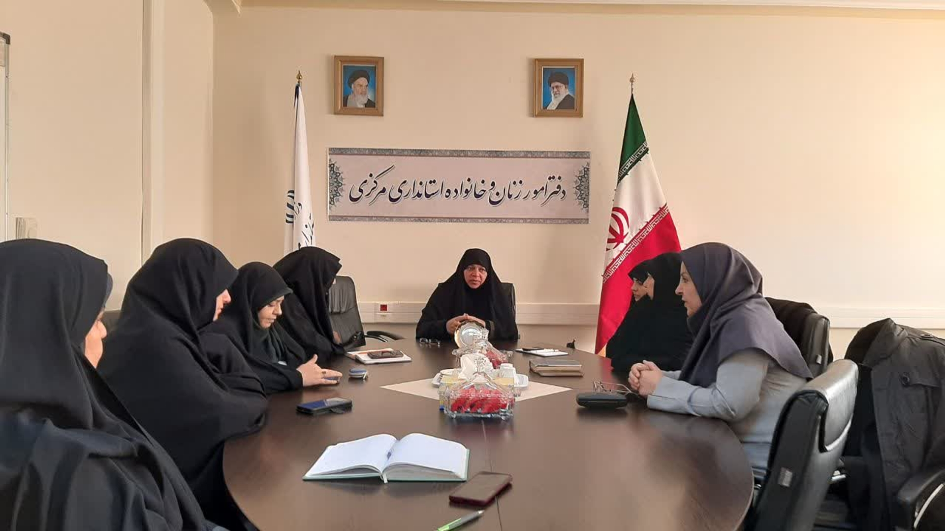 جلسه هسته مرکزی هیات اندیشه ورز بانوان به ریاست مفتح زاده مدیرکل امور زنان وخانواده استانداری و با حضور آقا محمدی معاون دفتر و مسئولین کارگروه های ذیل هیات اندیشه ورز بانوان پیرامون برنامه ریزی برای نحوه ادامه فعالیت کارگروه های هفت گانه هیات مذکور و شناسایی اعضای جدید برگزار شد .

دوشنبه ۸ دی ۱۴۰۴