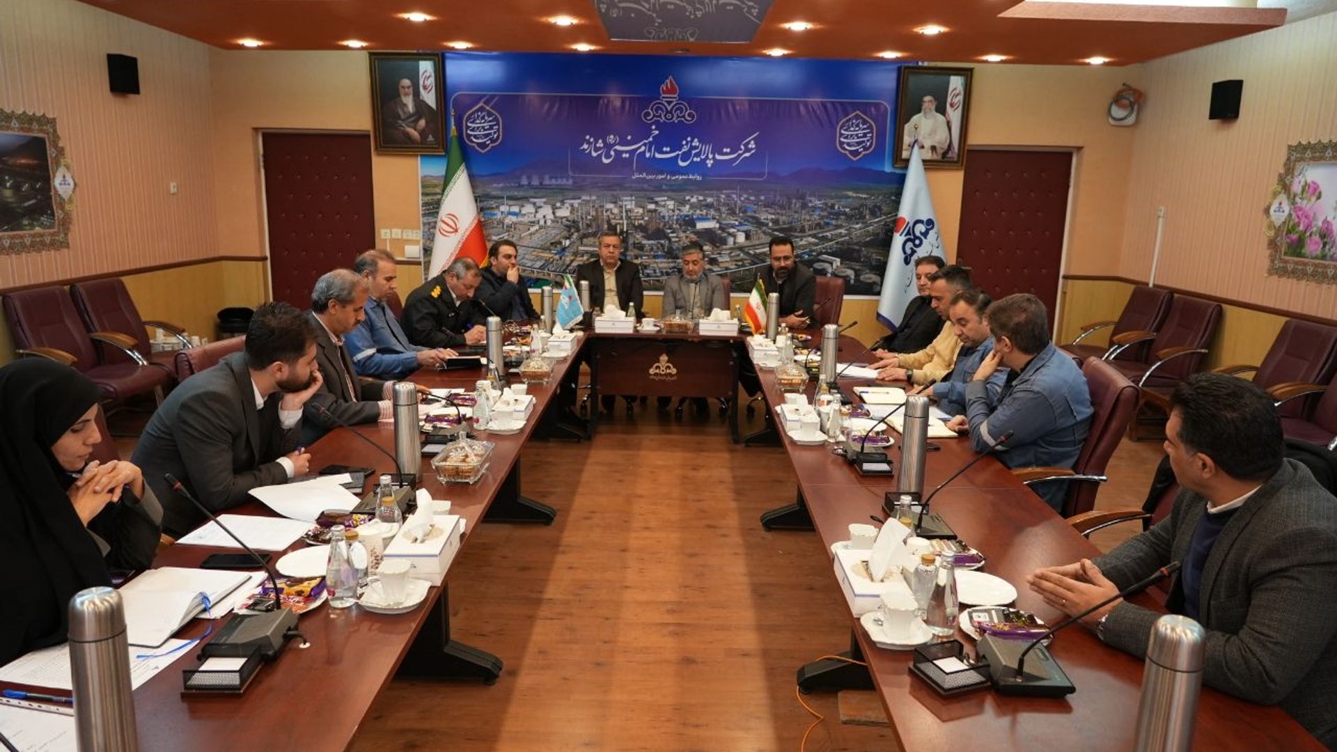 بررسی مشکلات احداث محل استقرار تانکرها و کامیون‌های حامل مواد سوختی و شیمیایی پالایشگاه شازند


جلسه‌ای فوری و تخصصی با حضور سیدمرتضی میری سرپرست اداره کل مدیریت بحران استان، فرماندار شهرستان شازند، مدیرعامل پالایشگاه امام خمینی (ره) و مدیرکل پدافند غیرعامل استانداری، برای بررسی مشکلات احداث پایانه استقرار تانکرها و کامیون‌های حامل مواد سوختی و شیمیایی این پالایشگاه برگزار شد.


شنبه ۱۱ بهمن ۱۴۰۴