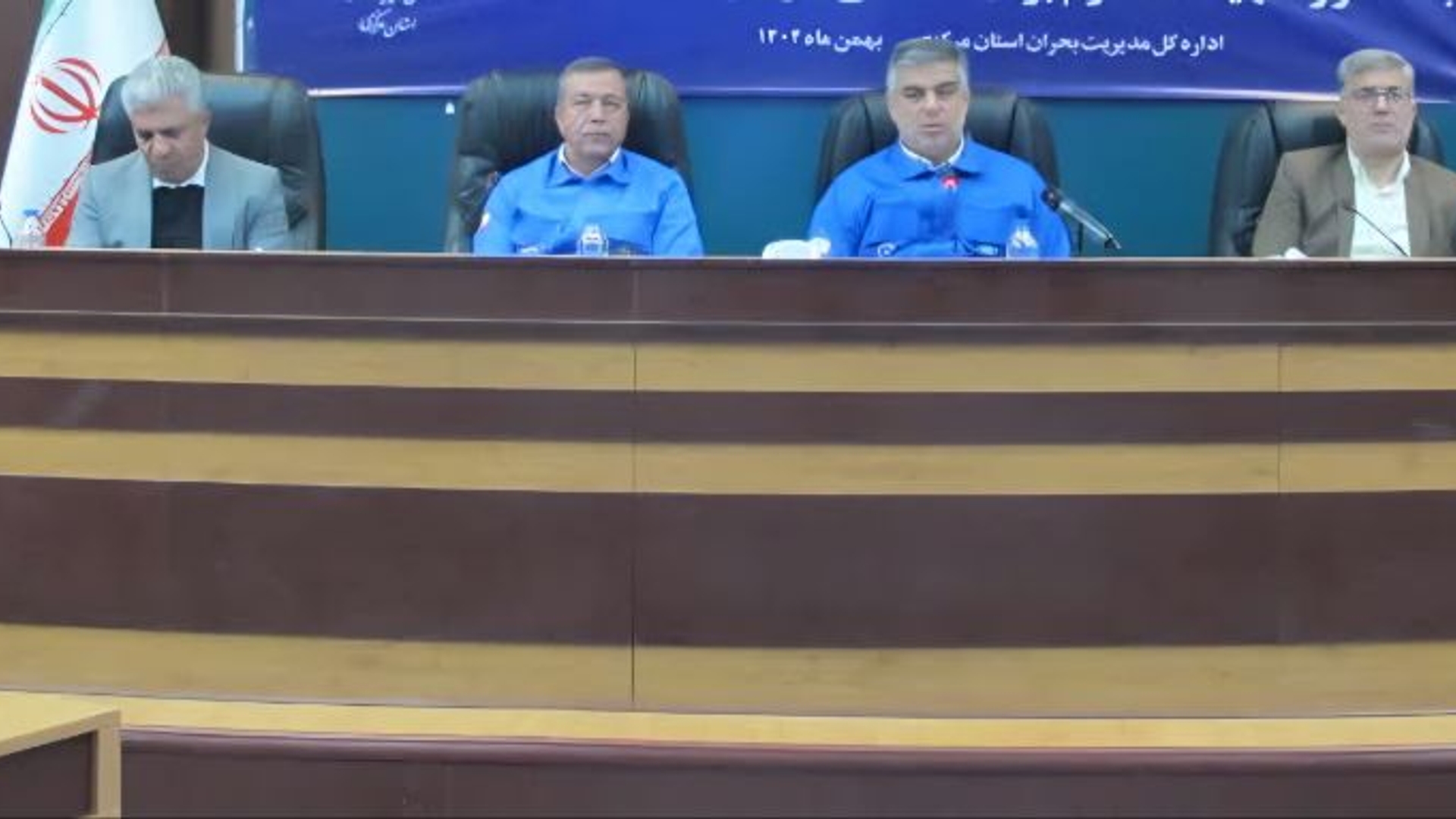 جلسه ستاد مدیریت بحران استان مرکزی برگزار شد

جلسه ستاد پیشگیری، هماهنگی و فرماندهی عملیات پاسخ به بحران استان مرکزی به ریاست مهدی زندیه‌وکیلی، استاندار مرکزی و با حضور معاونین استاندار، سیدمرتضی میری، سرپرست اداره‌کل مدیریت بحران استان ومدیران کل دستگاه های عضو ستاد برگزار شد.

در این نشست، آخرین گزارش دستگاه‌های اجرایی از اقدامات پیشگیرانه و هماهنگی‌های لازم میان دستگاه‌های عضو ستاد به‌منظور مدیریت به‌موقع حوادث مورد بررسی قرار گرفت.
همچنین در این جلسه، سرپرست اداره‌کل مدیریت بحران استان مرکزی از تصویب برنامه آمادگی و پاسخ به بحران استان مرکزی پس از انجام بررسی‌های کارشناسی و اخذ تأییدیه از سازمان مدیریت بحران کشور خبر داد.

وی بر لزوم اجرای این برنامه توسط تمامی دستگاه‌های اجرایی استان بر اساس وظایف مندرج در بند «ث» ماده (۴) قانون مدیریت بحران کشور تأکید کرد.

دوشنبه ۱۳ بهمن ۱۴۰۴