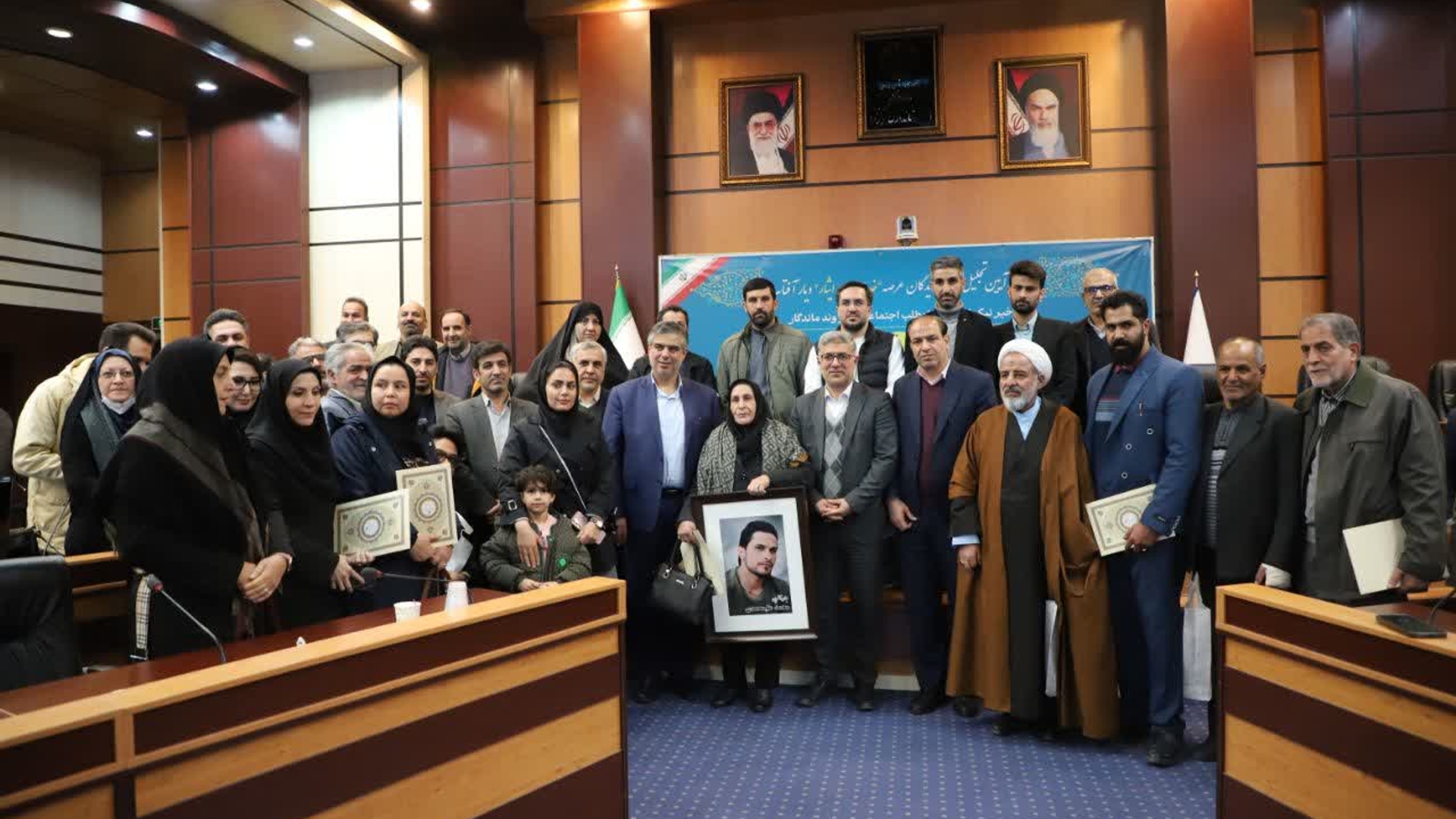 استاندار مرکزی: دشمن از خلأهای فرهنگی و اجتماعی برای نفوذ استفاده می‌کند .