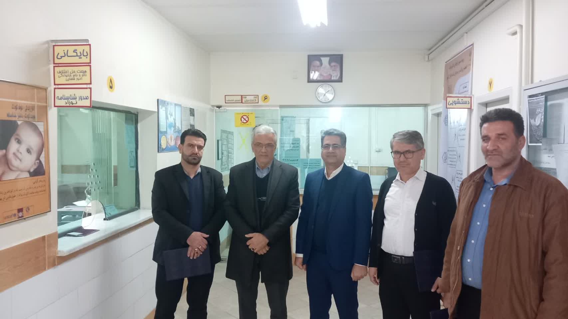 حضور صبحگاهی فرماندار زرندیه در اداره ثبت احوال و تقدیر از کارکنان