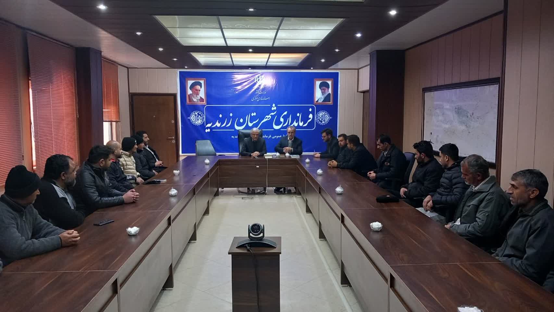 جلسه فرماندار زرندیه با پرسنل شرکت خدماتی شهرک صنعتی مأمونیه برگزار شد