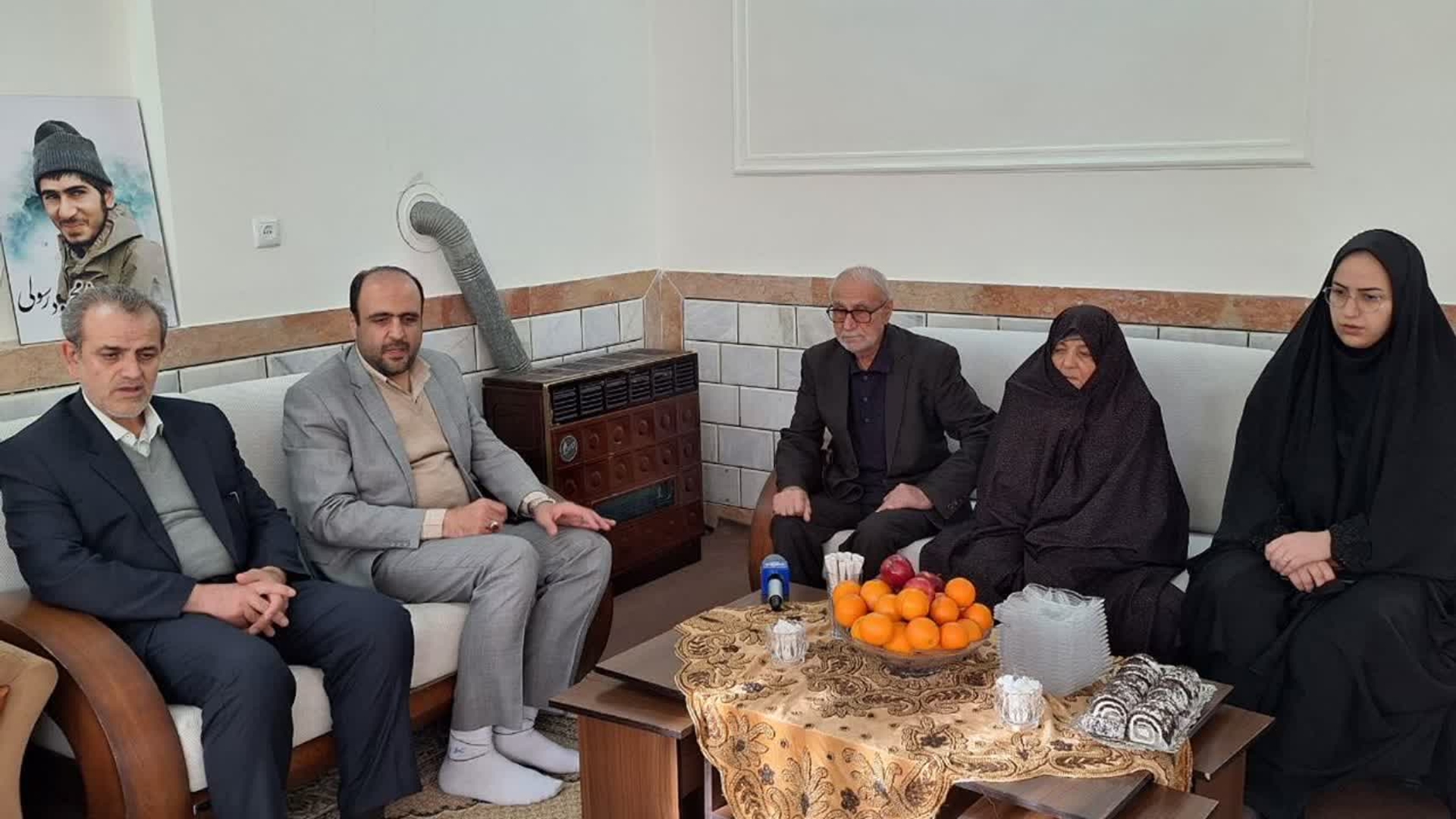 حسن نجمی با اهدا لوح سپاس از خانواده شهید والامقام محمود رسولی تقدیر کرد