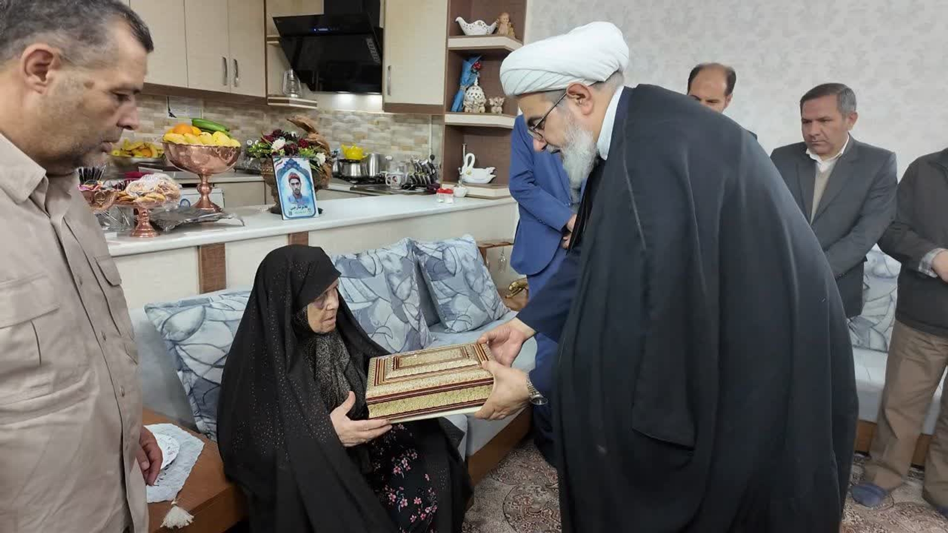 رییس سازمان قضایی نیروهای مسلح کشور با خانواده شهید غلامرضا رجبی در خمین دیدار کرد