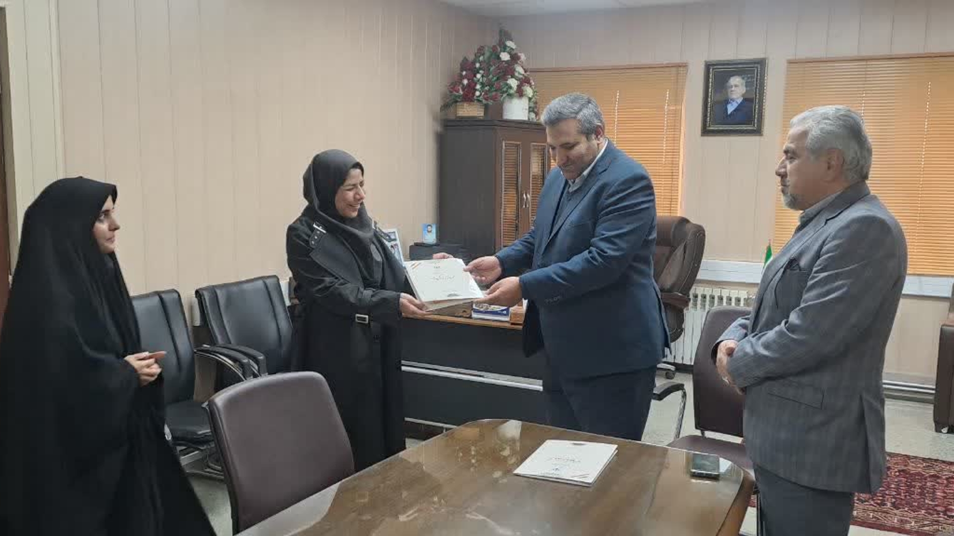 تقدیر فرماندار شهرستان کمیجان از بانوان شاغل در فرمانداری به مناسبت سالروز ولادت حضرت فاطمه زهرا(س)