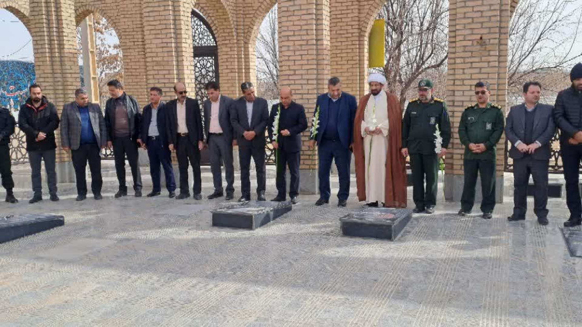 🔻 گلباران مزار مطهر شهدای میلاجرد با حضور فرماندار شهرستان کمیجان به مناسبت دهه فجر