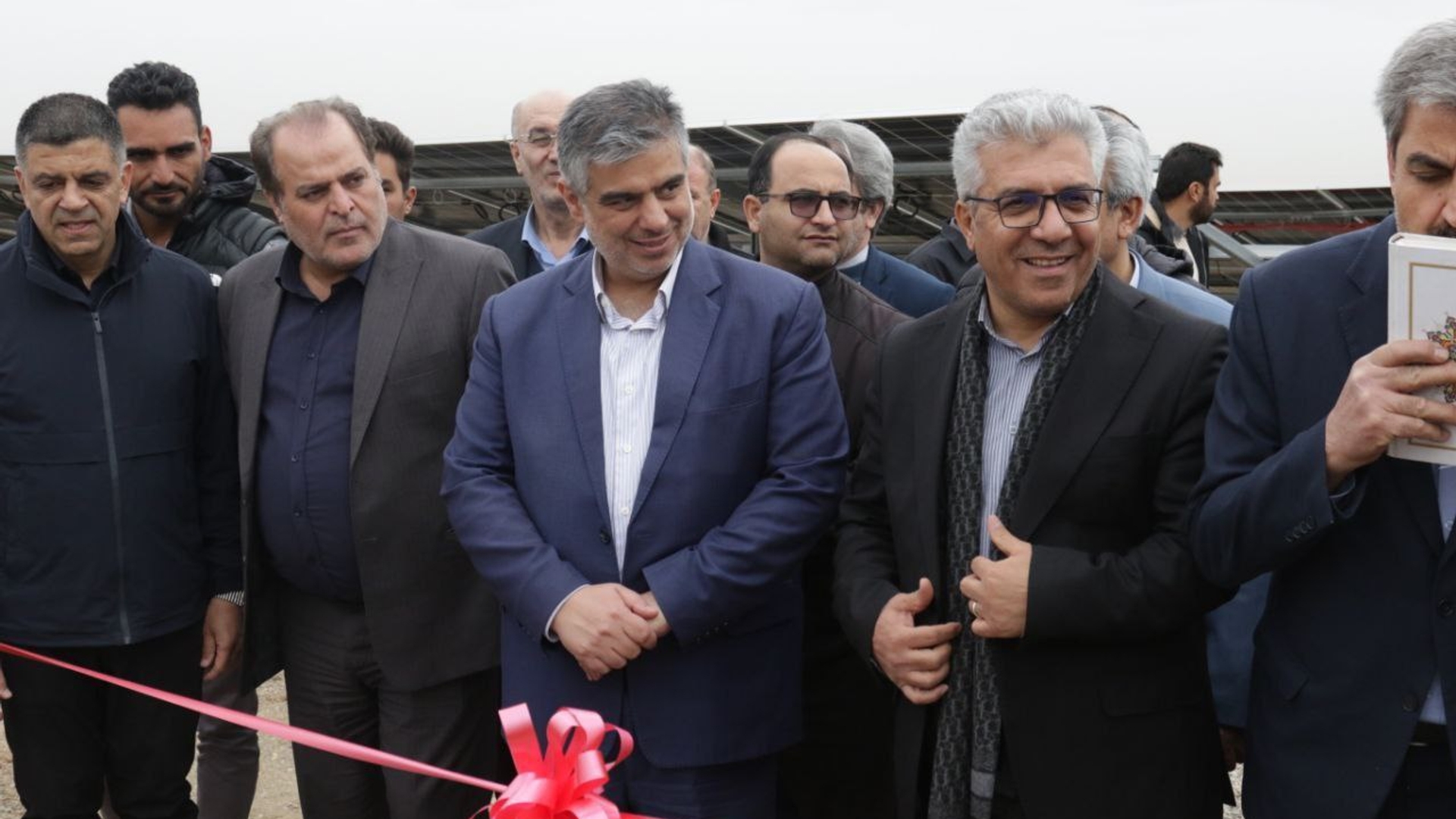 گزارش تصویری از حضور دکتر مهدی زندیه‌وکیلی استاندار مرکزی در شهرستان ساوه به مناسبت ایام الله دهه فجر
.