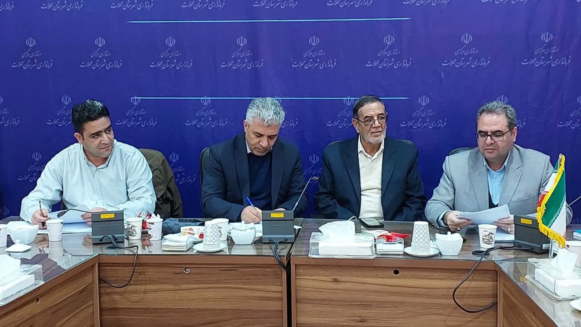 دیدار چهره به چهره مردم با مسئولان استانی و شهرستانی در فرمانداری محلات