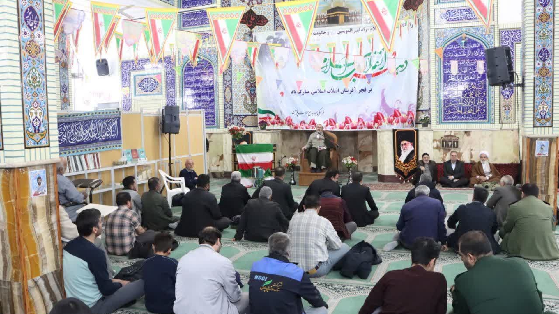به مناسبت ایام‌الله دهه فجر، جشن انقلاب با حضور گسترده مردم و مسئولان در مسجد جامع محلات سفلی برگزار شد.