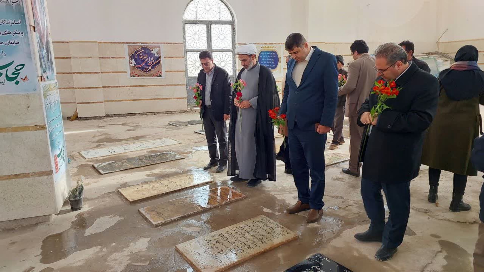 هم‌زمان با ایام‌الله دهه فجر، مراسم گلباران قبور مطهر شهدای روستای طایقان با حضور مسئولان و مردم برگزار شد.