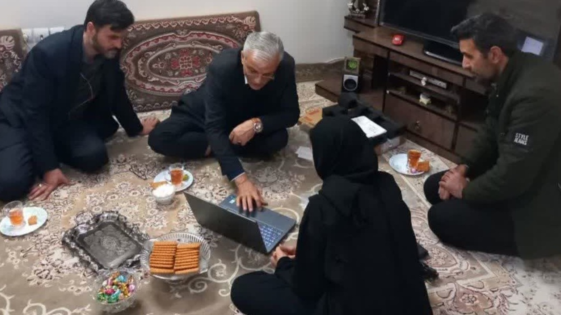 دیدار فرماندار زرندیه با جامعه معلولین و اهدای لپ‌تاپ به دانشجوی تحت حمایت