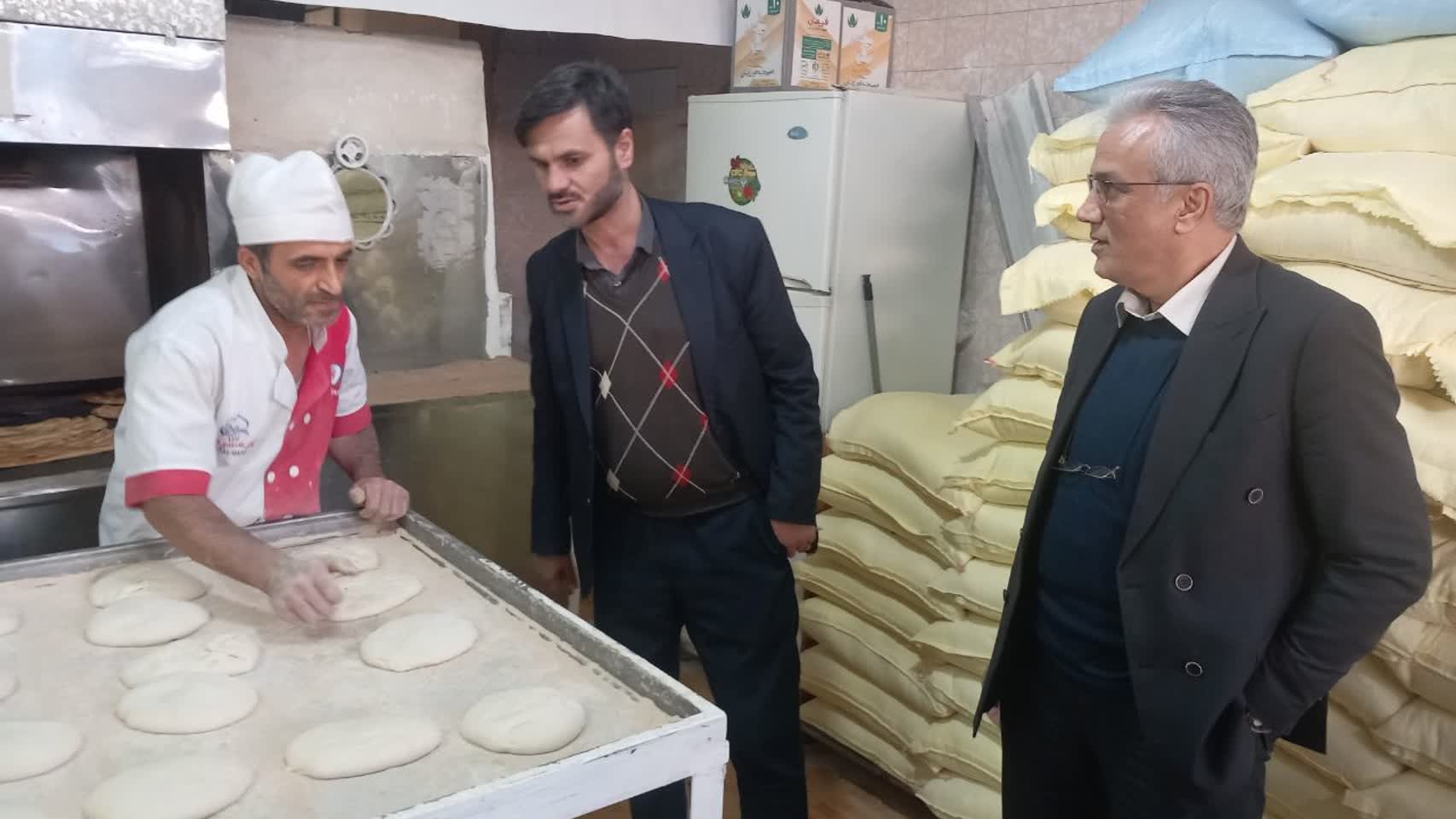 نظارت سرزده فرماندار زرندیه بر کیفیت پخت نان در زاویه