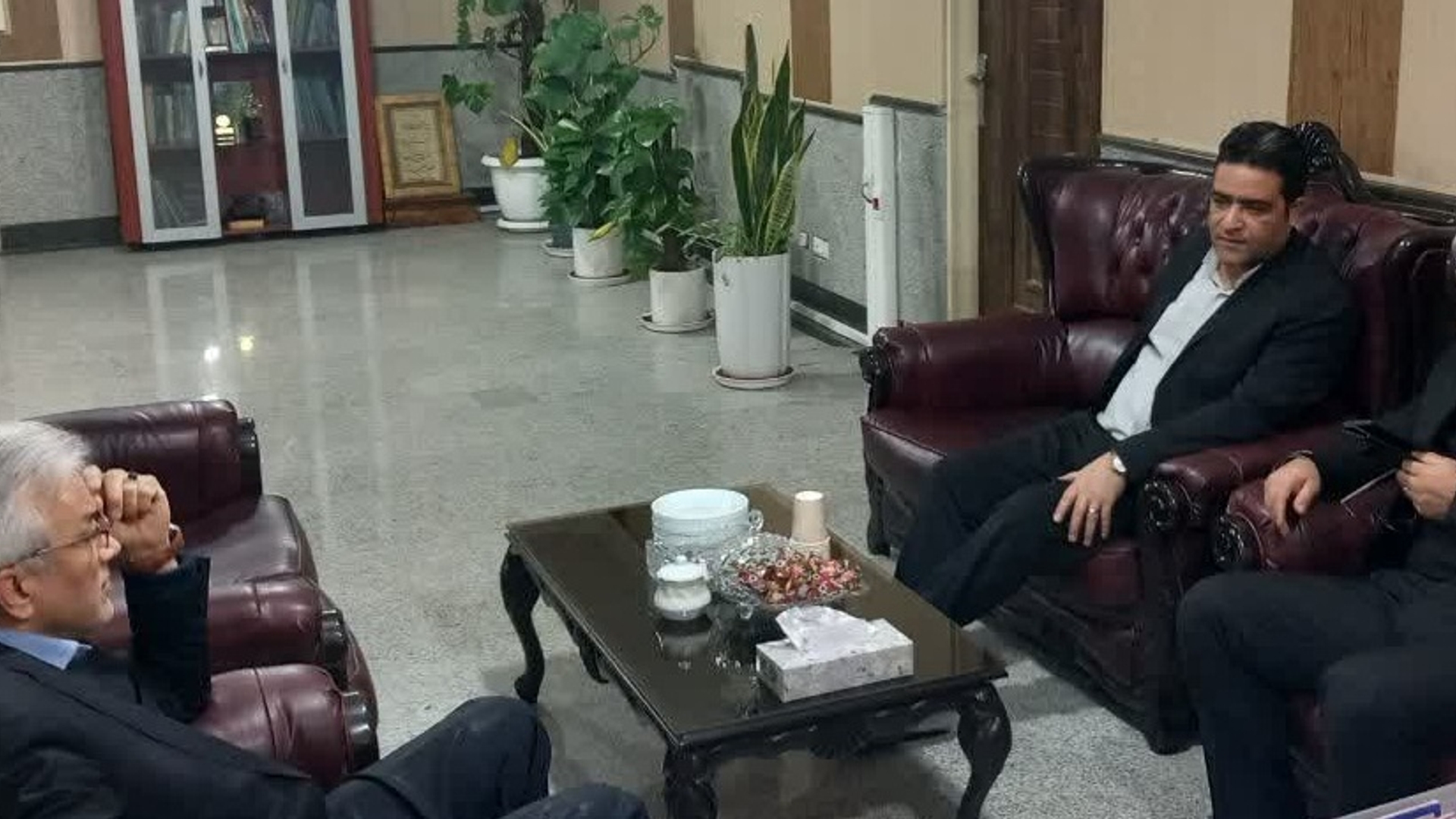 جلسه بررسی و پیگیری مشکلات عمرانی شهرستان زرندیه برگزار شد