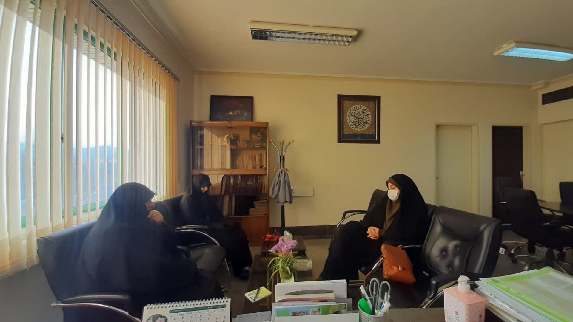 نشست مفتح زاده مدیر کل امور زنان و خانواده استانداری مرکزی با مجاوری فرمانده حوزه بسیج خواهران کوثر۳ و هاشمی عضو حوزه بسیج دانشجویی از فعالین اجلاسیه بانوان دراولین کنگره نقش امام خمینی (ره) و۶۲۰۰ شهید استان مرکزی دردفاع مقدس در محل دفتر اموربانوان برگزار شد .

🗓سه شنبه ۳۰ دی ۱۴۰۴