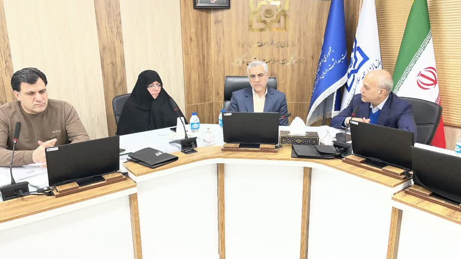 پروین مفتح‌زاده، مدیرکل امور بانوان استانداری مرکزی، در جمع کارگروه خیرین و مشارکتهای مردمی اداره کل بیمه سلامت استان مرکزی، بر اهمیت همکاری مشترک برای رفع مشکلات درمانی بانوان و خانواده‌ها تأکید کرد.مدیرکل امور بانوان استانداری مرکزی، در نشست اخیر کارگروه خیرین اداره کل بیمه سلامت استان مرکزی حضوریافته و برلزوم همکاری مستمر میان نهادها و خیرین برای حل مشکلات درمانی بانوان و مردم تأکید کرد.