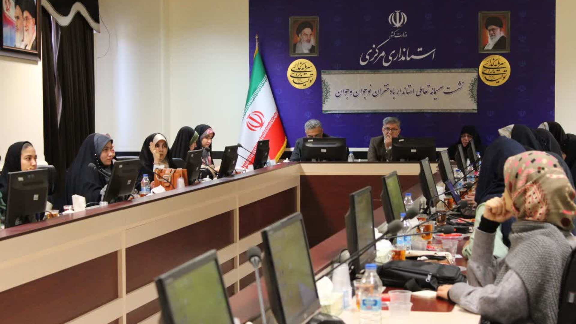 🔶️🔹️🔶️ به همت مدیرکل امورزنان و خانواده نشست تعاملی صمیمانه با دختران نوجوان وجوان برگزارشد.

🔹دراین نشست که قمری معاون سیاسی امنیتی واجتماعی و میرزایی معاون توسعه مدیریت ومنابع استانداری به نمایندگی از استاندار حضور داشتند باجمعی از فعالان ونمایندگان جوانان  ونوجوانان به گفتگوی صمیمانه پرداختند.

🔹این نشست به مناسبت میلاد حضرت علی اکبر علیه السلام و هفته جوان ودهه مبارک فجر انقلاب اسلامی با هدف بازخوانی نقش نوجوانان وجوانان در انقلاب وتداوم پیشرفت وشکوفایی آن برگزار شد.
 
دوشنبه ۱۳ بهمن ۱۴۰۴