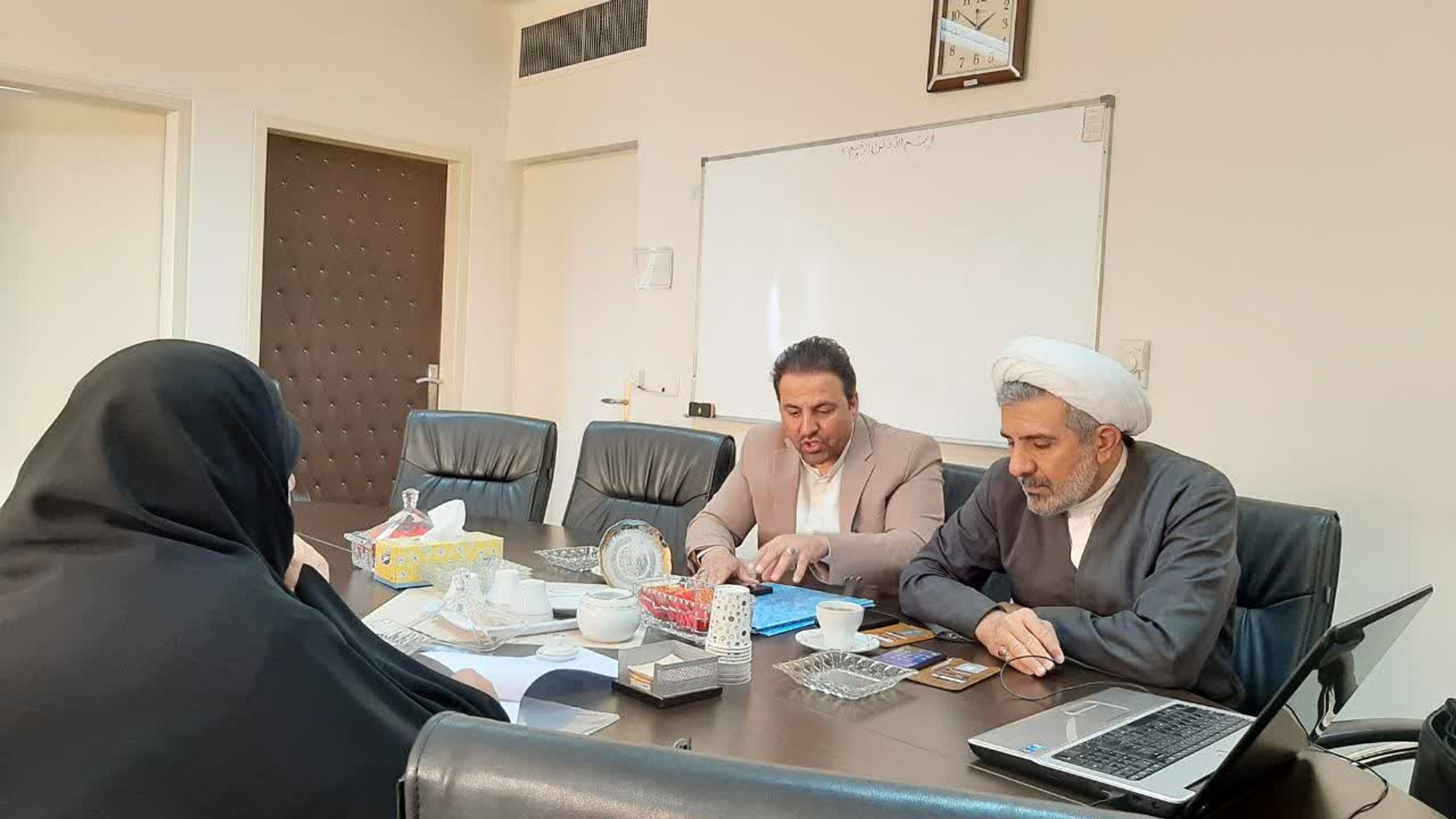 به ریاست مفتح زاده مدیرکل امور زنان وخانواده استانداری مرکزی  جلسه بررسی نحوه اطلاع رسانی وشروع فعالیت موقوفه حضرت زهرا علیهاسلام با حضور حجت الاسلام عرفانی معاون فرهنگی اجتماعی اداره  کل اوقاف وامور خیریه استان  و مردانی متولی موقوفه در محل دفتر تشکیل گردید .

چهارشنبه ۳ دی  ۱۴۰۴