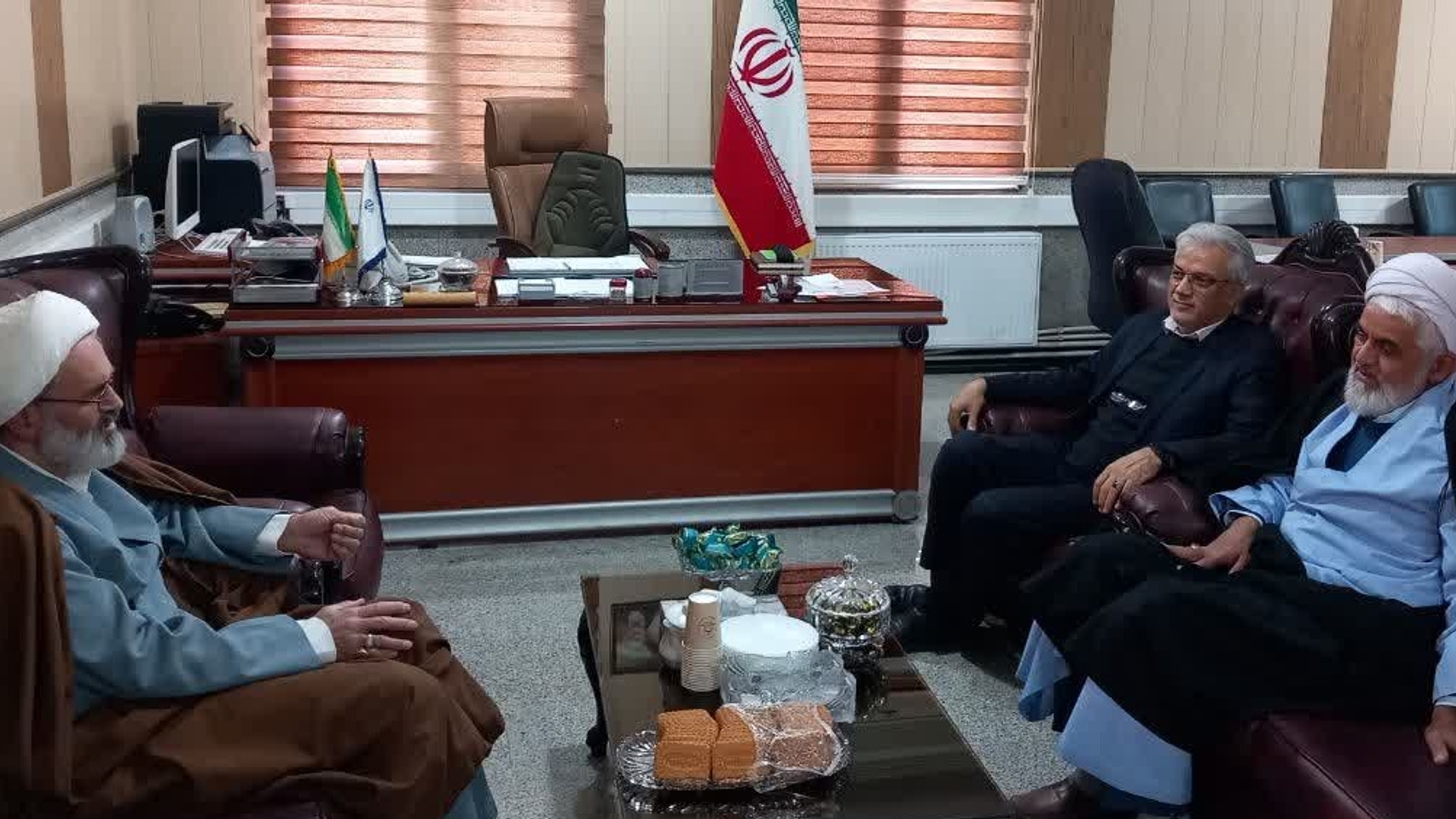 نشست فرماندار شهرستان زرندیه با امامان جمعه شهرستان و شهر پرندک