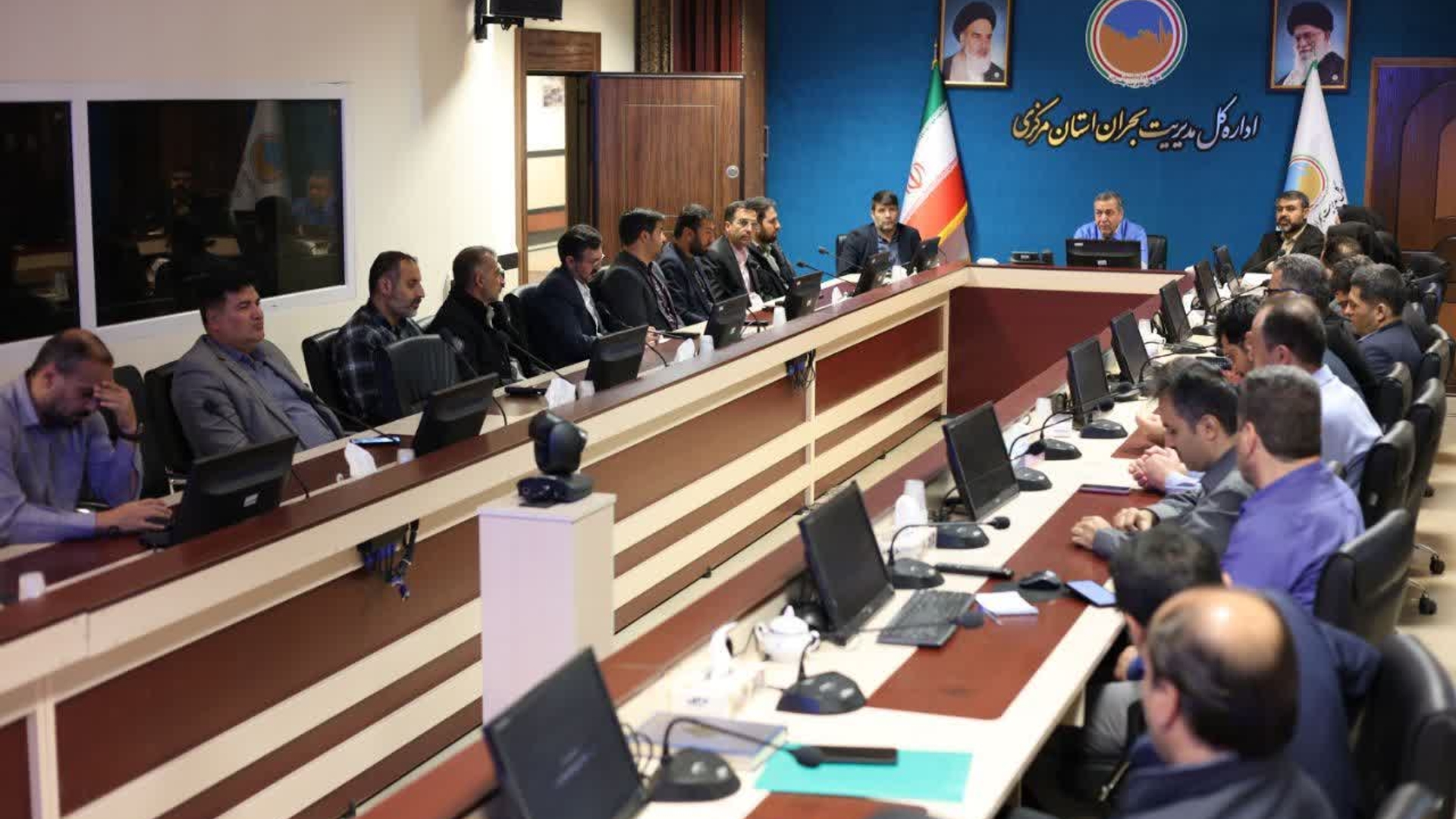 جلسه تقدیر از عوامل اجرایی مانور اقتدار آفتاب استان مرکزی

به دنبال برگزاری موفق مانور اقتدار آفتاب جلسه‌ای  به منظور تقدیر و تشکر از تمامی عوامل اجرایی این مانور به ریاست سید مرتضی میری، سرپرست اداره‌کل مدیریت بحران استان، برگزار شد. 
در این جلسه از تلاش‌های مستمر و بی‌دریغ تمامی عزیزانی که در اجرای این مانور نقش داشتند، قدردانی شد. 
سرپرست اداره کل مدیریت بحران ضمن تقدیر از همکاران، بر اهمیت اینگونه مانورها برای تقویت آمادگی‌های تیم‌های امدادی و بحران‌پذیری استان تاکید کردند و افزودند که این نوع برنامه‌ها موجب هم‌افزایی بیشتر و تقویت هماهنگی میان ارگان‌های مختلف در زمان بحران خواهد شد.
وی افزود در خلال ماه جاری رتبه دستگاه های شرکت کننده در مانور به آنها ابلاغ و از زحمات آنان نیز قدردانی خواهد شد.