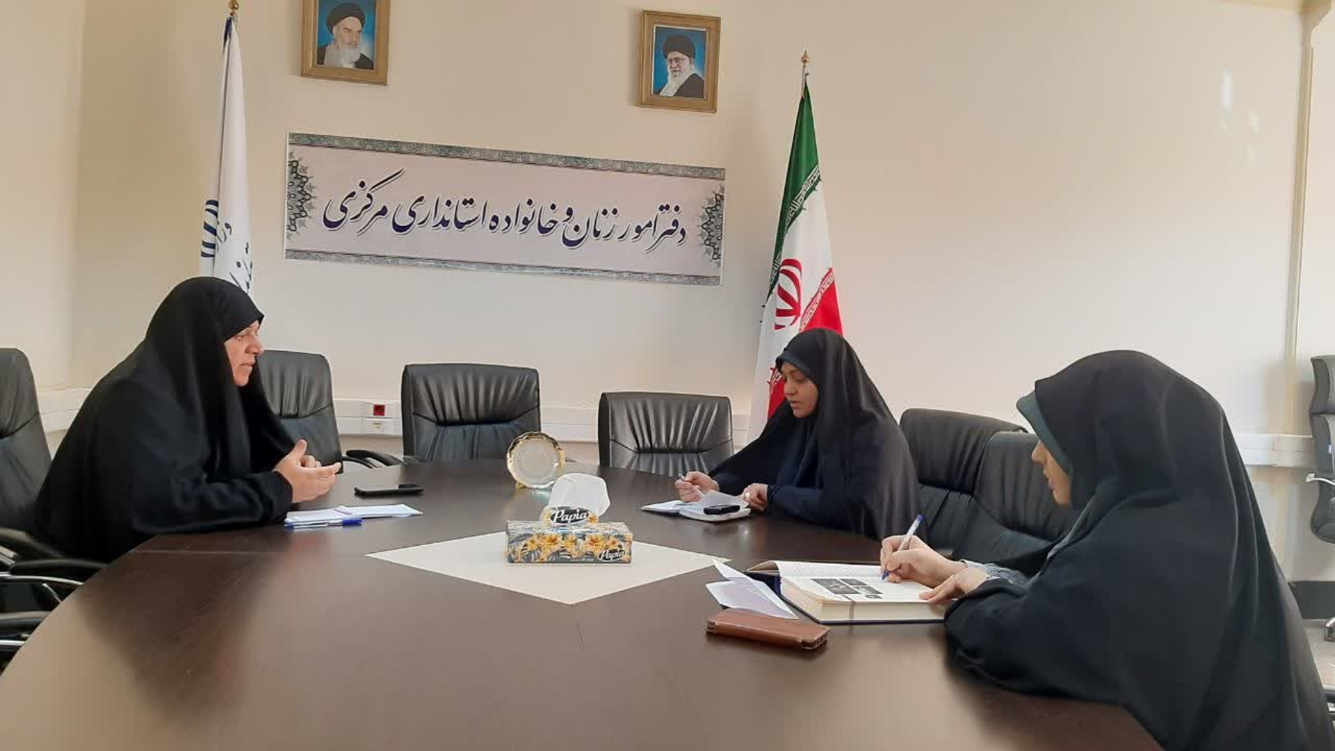 جلسه هماهنگی برگزاری کنگره ۶۲۰۰ شهید استان مرکزی به ریاست مفتح‌زاده مدیرکل امور زنان و خانواده استانداری مرکزی وبا حضور مسئول بسیج جامعه زنان سپاه روح‌الله ونماینده اداره کل حفظ آثار ونشر ارزشهای دفاع مقدس در دفتر امور بانوان و خانواده استانداری برگزار شد.