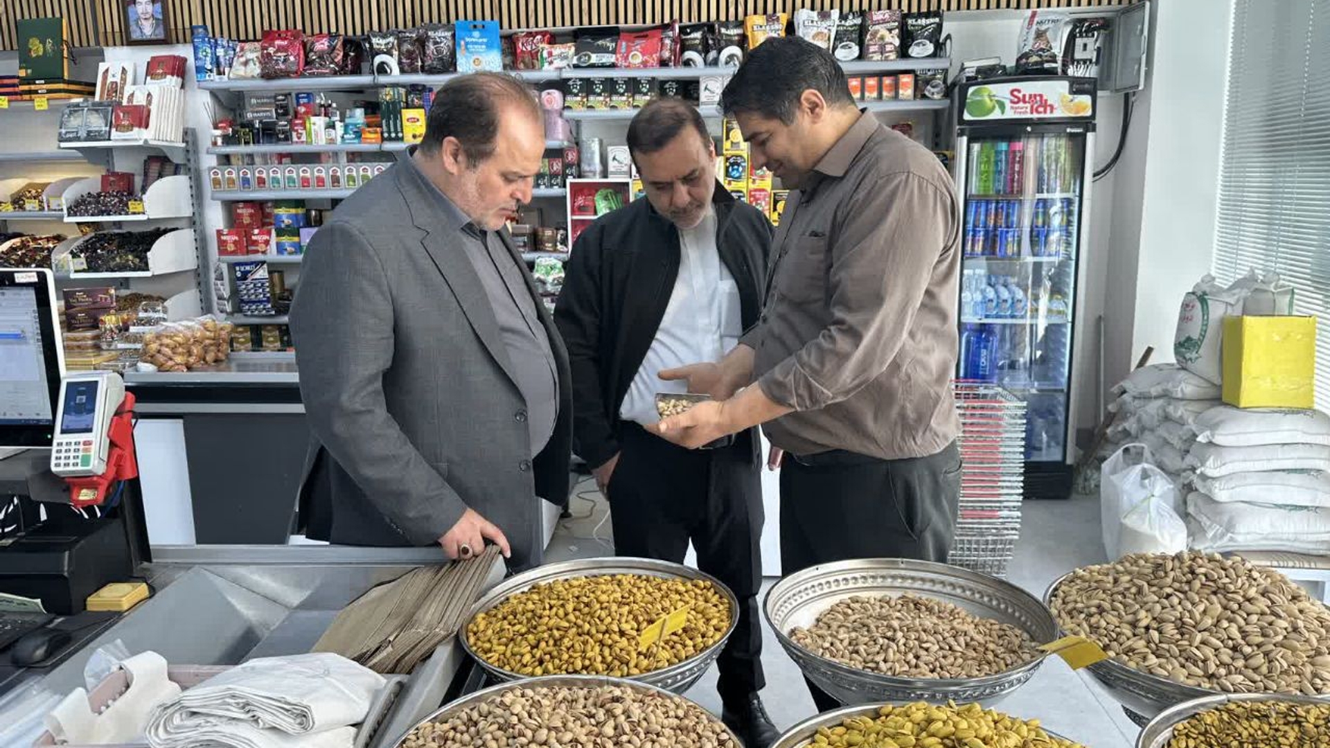 نظارت دکتر سید مهدی حسینی معاون استاندار و فرماندار ویژه شهرستان ساوه بر روند توزیع کالاهای ضروری و خدمات بانکی با حضور در میان مردم