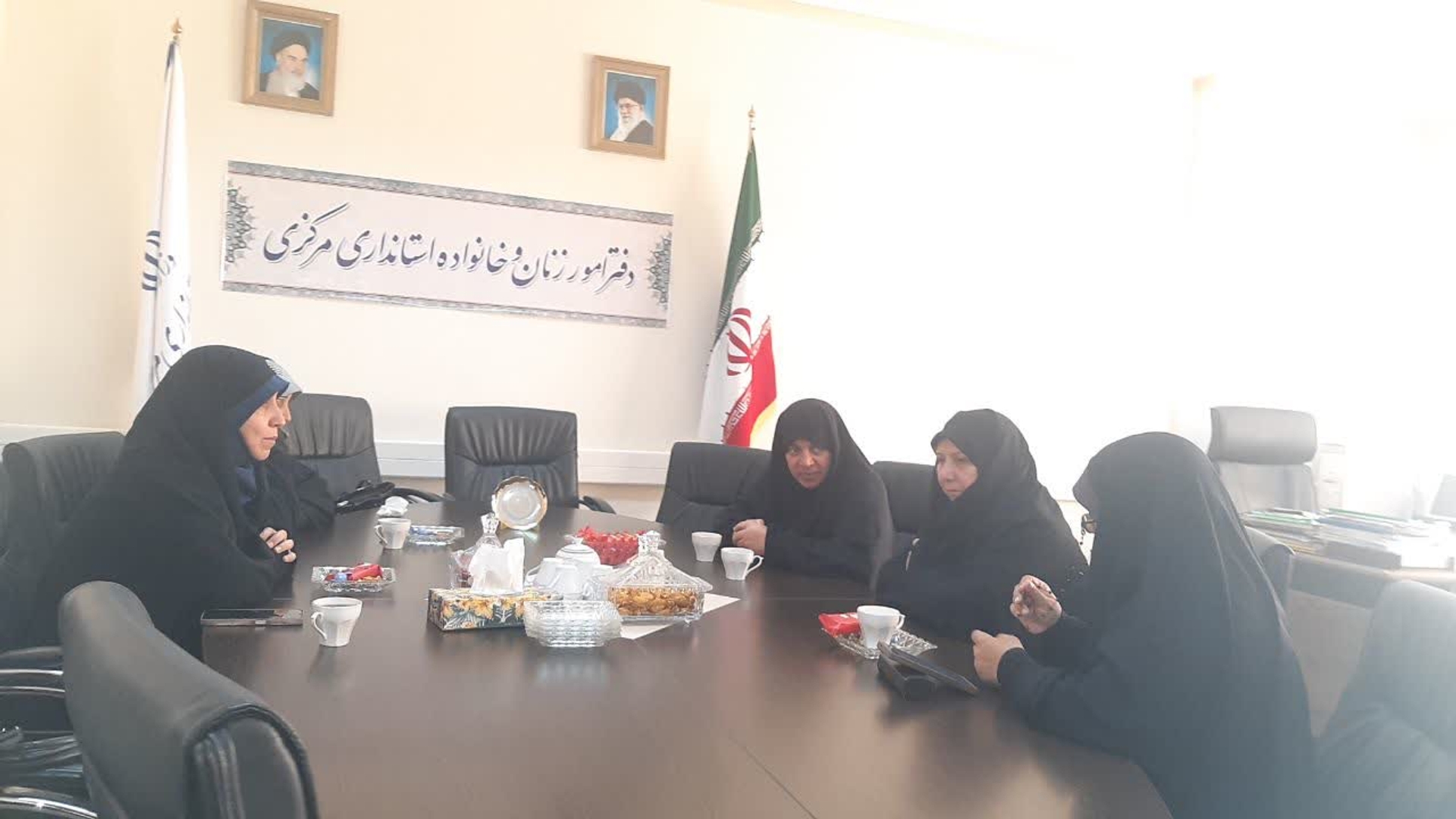 جلسه کمیته مالی و پشتیبانی ستادپشتیبانی بانوان مرکزی  ازدفاع مقدس ومقاومت به ریاست مفتح زاده مدیر کل امورزنان وخانواده استان تشکیل شد.