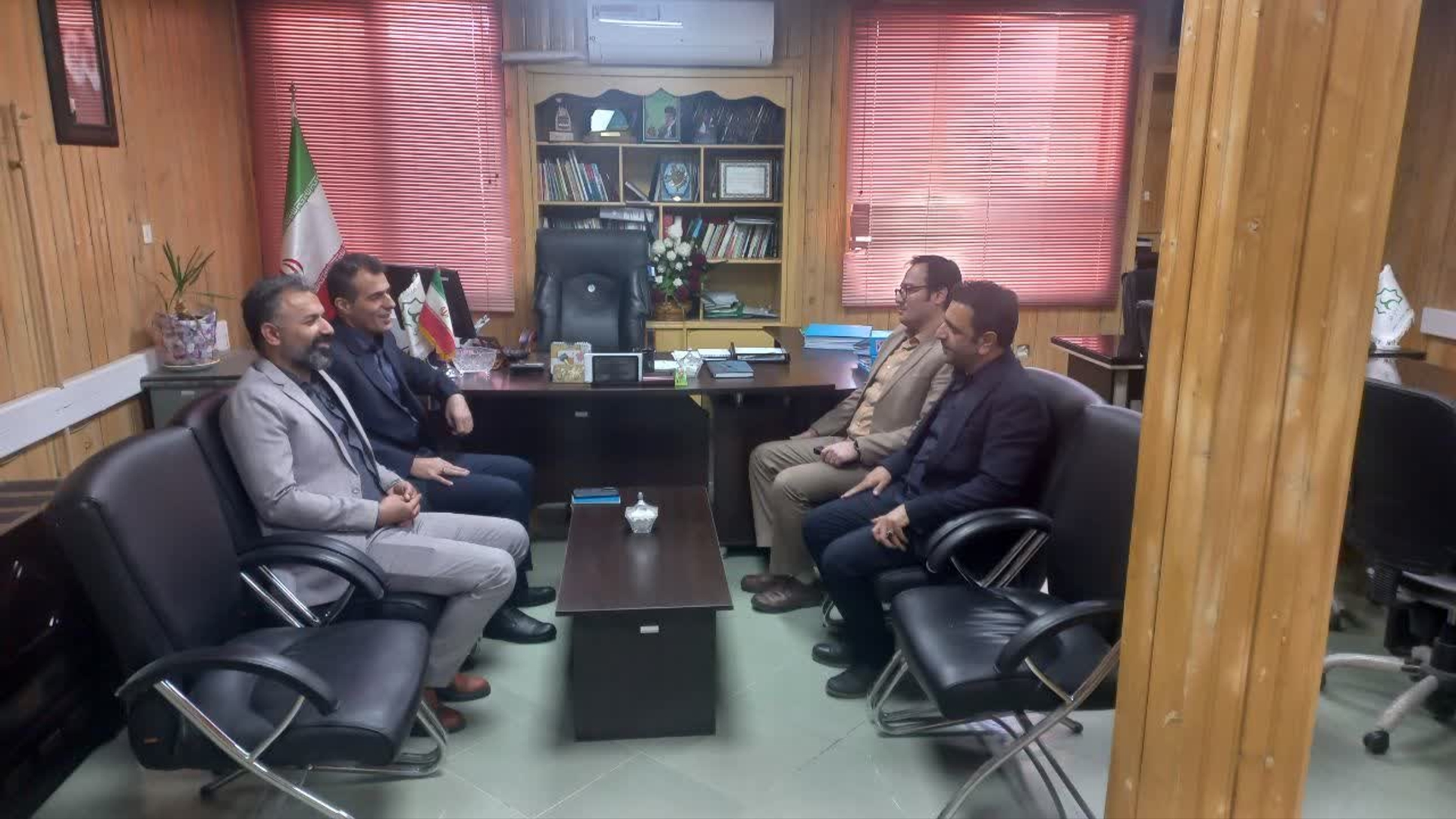 📌بازدید میرزایی ملکیان سرپرست دفتر امور سیاسی، انتخابات و تقسیمات کشوری و باحضور گلشن فرماندار شهرستان دلیجان از ثبت نام داوطلبان شوراهای اسلامی روستایی در محل بخشداری مرکزی دلیجان