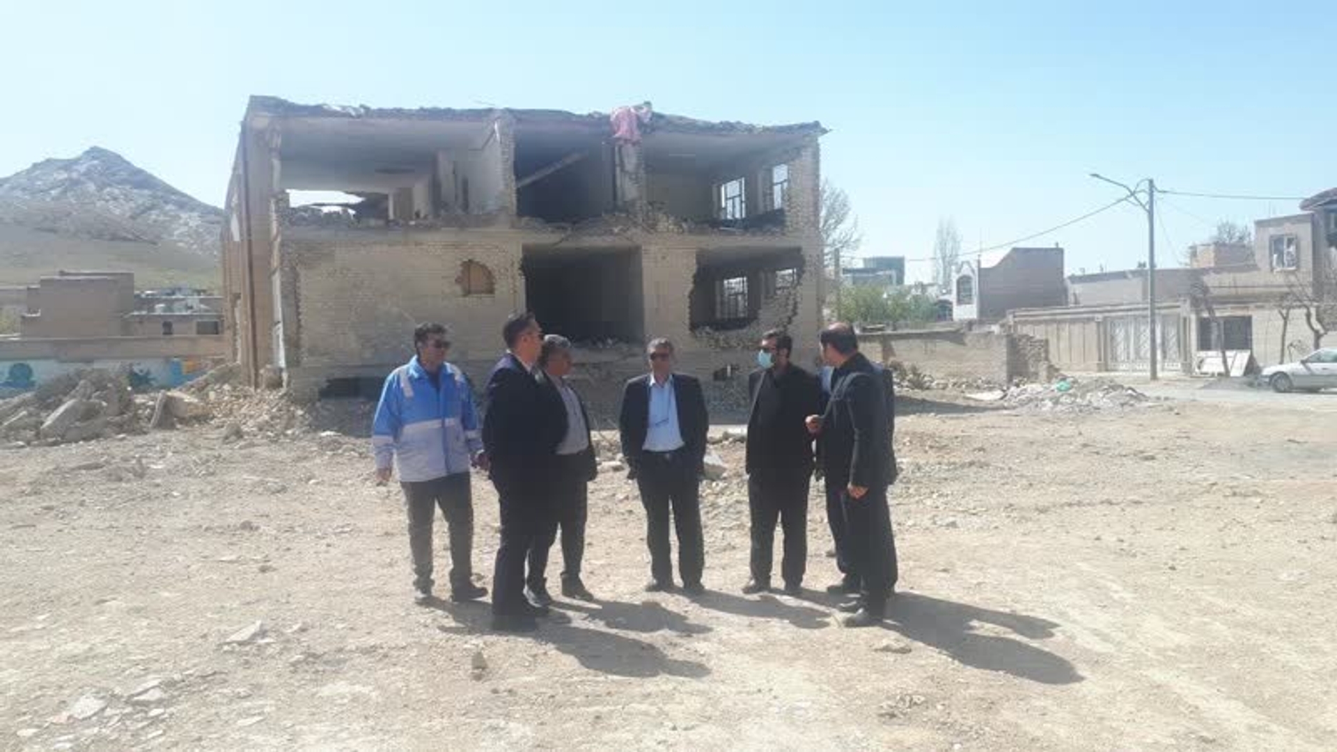 برنامه بازدیدهای میدانی بازرسین ویژه رئیس‌جمهور در استان مرکزی  

در ادامه برنامه بازدیدهای میدانی روز گذشته بازرسین ویژه رئیس‌جمهور در استان مرکزی، این هیئت امروز با حضور سید مرتضی میری، مدیرکل مدیریت بحران استان مرکزی ، از  فرمانداری شهرستان اراک، شرکت آذرآب، شرکت آلومینات و شهرک صنعتی خیرآباد و همچنین فرمانداری شهرستان خمین و مراکز آسیب دیده در این شهرستان و همچنین بیمارستان این شهرستان بازدید کردند

در این بازدیدها که با هدف بررسی روند بازسازی بخش‌های آسیب‌دیده در «جنگ رمضان» انجام شد، گزارشی از اقدامات، پیشرفت تعمیرات و وضعیت تولید ارائه گردید.

در پایان، بازرسین ویژه رئیس‌جمهور با قدردانی از استاندار محترم استان مرکزی و همکاری مدیران استانی و کارکنان واحدهای صنعتی، بر ادامه حمایت از روند بازسازی، احیای ظرفیت‌های تولیدی و تقویت آمادگی استان در برابر شرایط بحرانی آینده تأکید کردند.