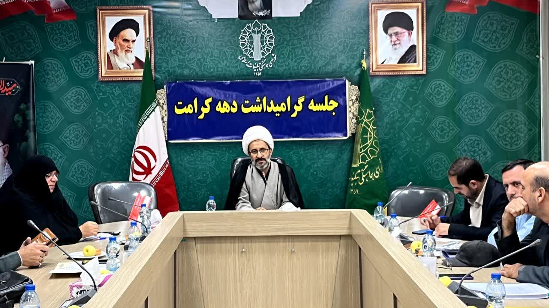 جلسه گرامیداشت و هماهنگی برنامه های دهه کرامت به ریاست حجت الاسلام والمسلمین گودرزی رئیس شورای هماهنگی تبلیغات اسلامی استان مرکزی و با حضورمفتح زاده مدیرکل امور زنان وخانواده استانداری و سایر اعضاءبرگزار شد.