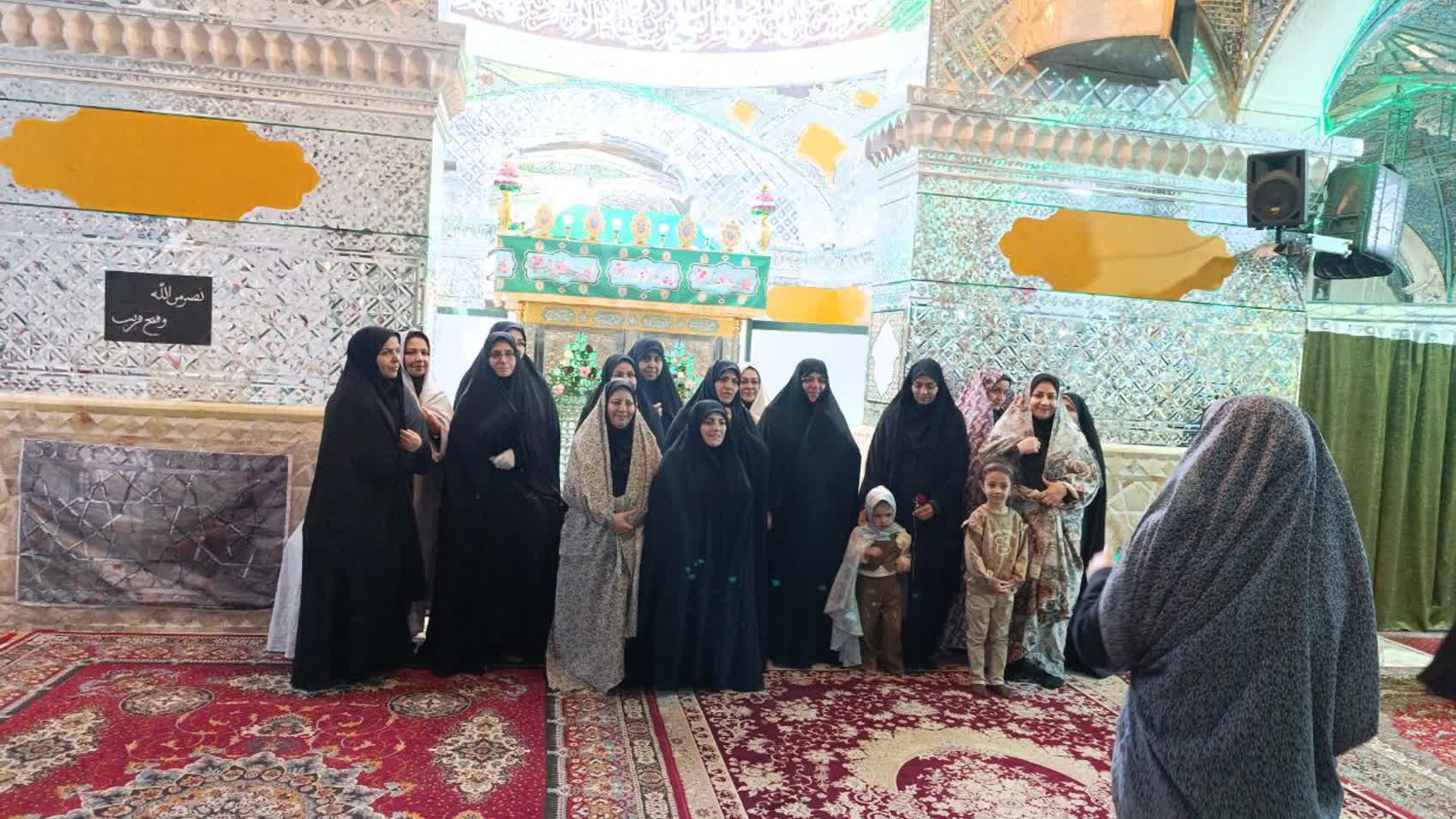 به مناسبت ولادت حضرت فاطمه معصومه سلام الله علیها و دهه کرامت اردوی یک روزه زیارتی آستان مقدس امامزاده آمنه خاتون وعبدالله  باحضور مفتح زاده مدیر کل امور زنان وخانواده استانداری مرکزی و بانوان همکار برگزار گردید .
درحاشیه این اردو گلباران ضریح مطهر و زیارت مضجع شریف نیز انجام شد.

🗓چهارشنبه ۲اردیبهشت ۱۴۰۵