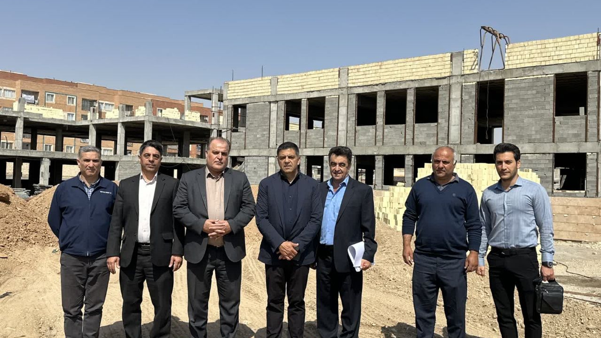 بازدید دکتر حسینی از پروژه ساخت مجتمع مدارس بام ساوه / تقدیر از نقش کلیدی خیرین در توسعه زیرساخت‌های آموزشی شهرستان