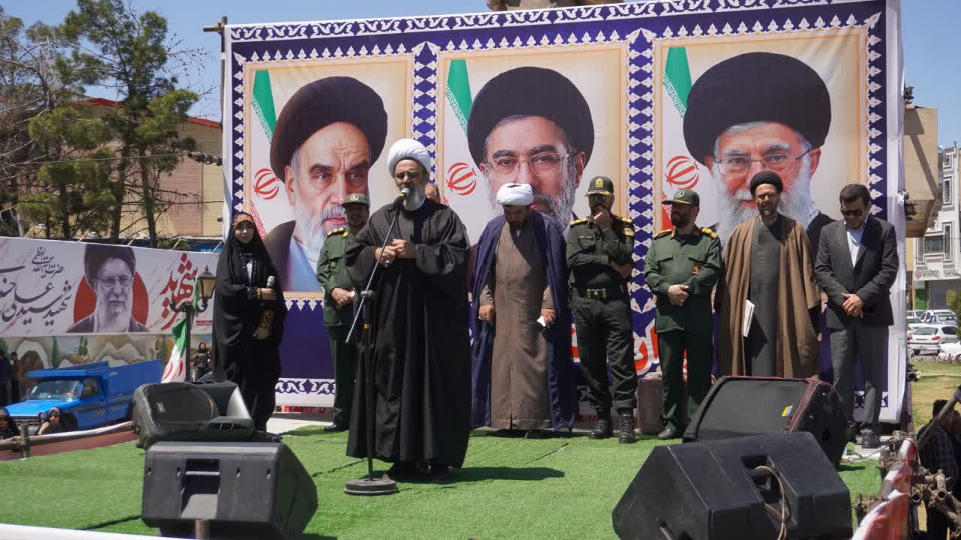 حضور دکتر سید مهدی حسینی معاون استاندار و فرماندار ویژه شهرستان ساوه، حجت الاسلام سبزی نماینده مردم شریف ساوه و زرندیه، محمدحسن قاسمیان معاون سیاسی، امنیتی و اجتماعی فرمانداری، سرهنگ جمالی فرمانده نیروی انتظامی و سرهنگ روح افزا فرمانده سپاه ناحیه ساوه در اجتماع دختران جان فدای ایران