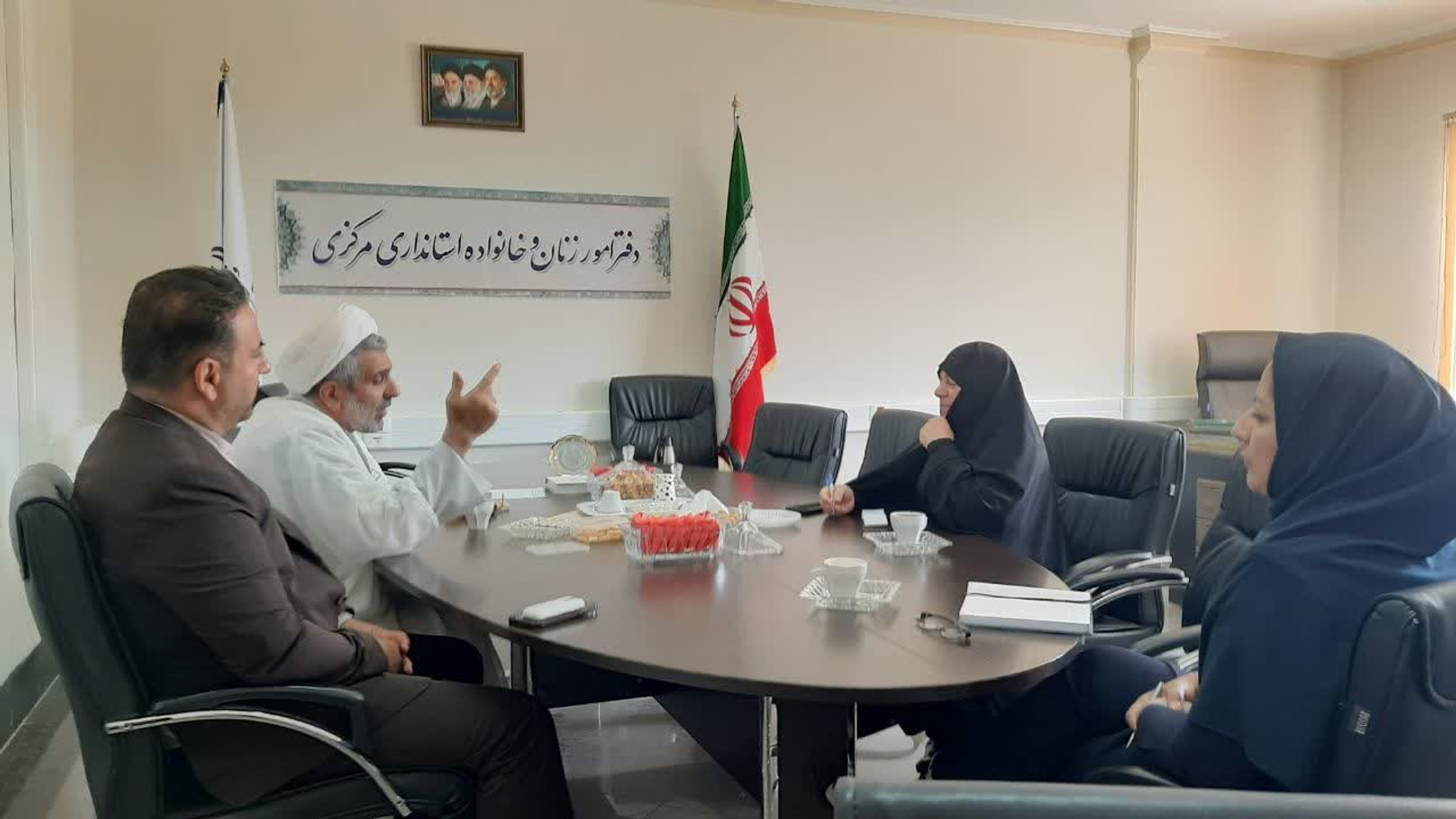 به ریاست مفتح زاده مدیرکل امور زنان وخانواده استانداری جلسه تبیین موضوعات تاسیس موسسه خیریه حضرت فاطمه علیها سلام  بانوان( موقوفه ) برگزار شد.
سه شنبه ۸ اردیبهشت ۱۴۰۵
