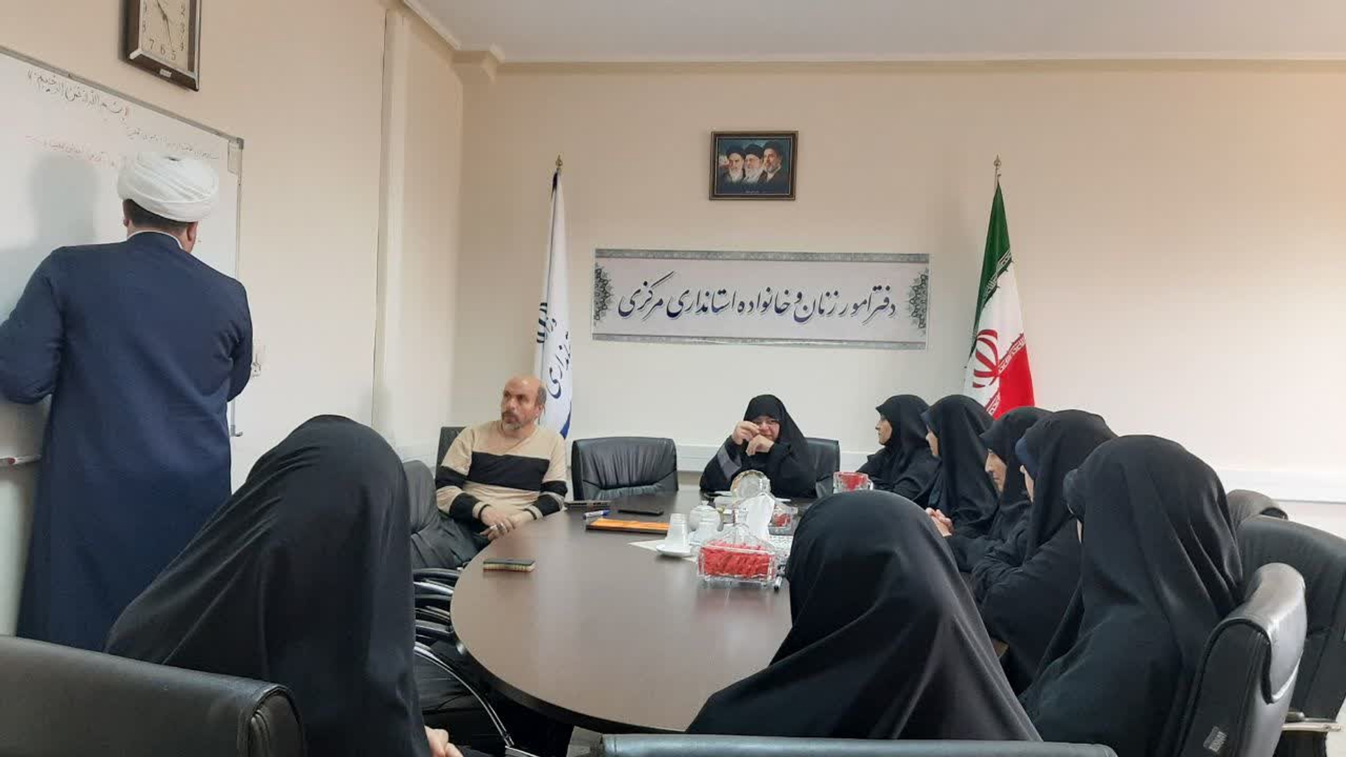 جلسه  فعالین ستاد مردمی جمعیت به ریاست مفتح زاده مدیرکل امور زنان وخانواده استانداری مرکزی با حضور اعضا برگزارشد .
✔️   پیشنهادساختار تشکیلات
 ✔️ انتخاب رئیس ستاد به مدت سه ماه 

از اهم موارد مطرح شده در جلسه بود.

سه شنبه ۱۵ اردیبهشت ۱۴۰۵