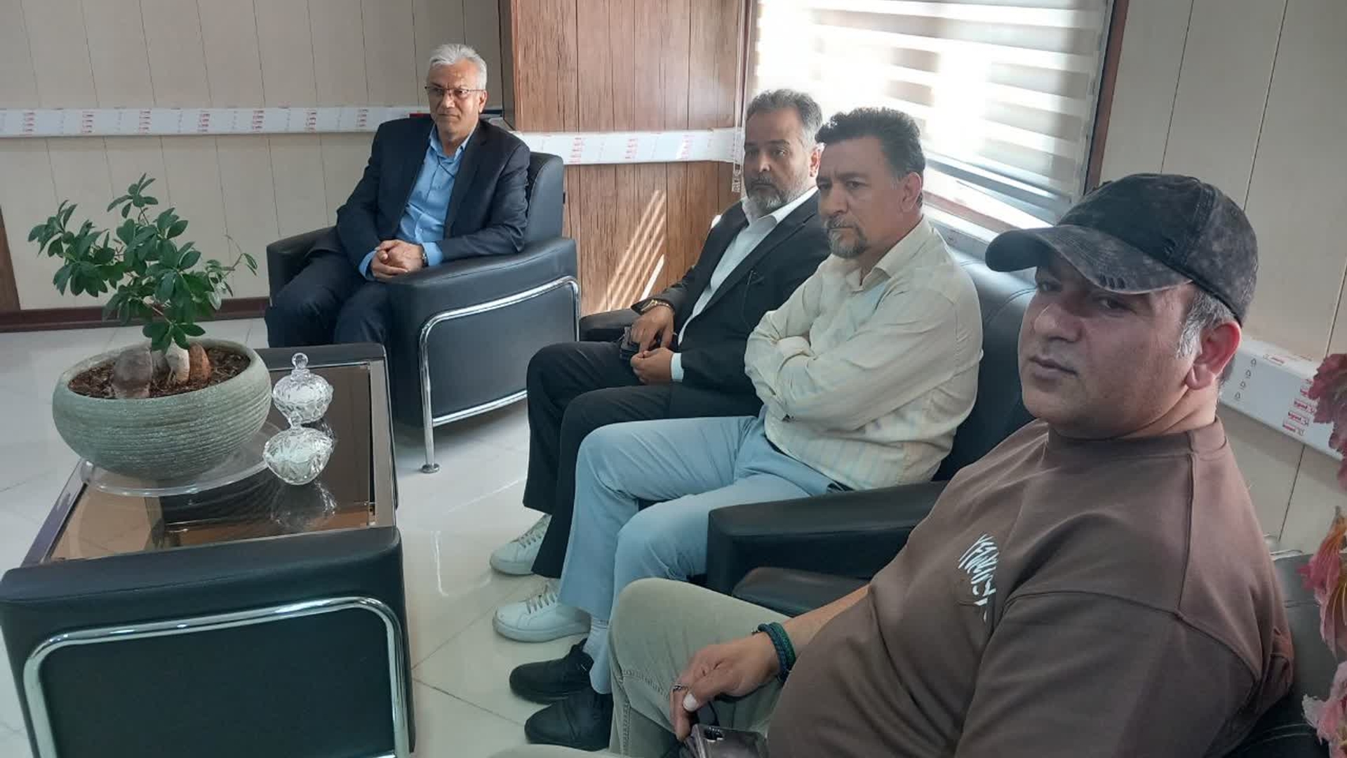 بازدید سرزده فرماندار زرندیه از اداره تأمین اجتماعی شهرستان