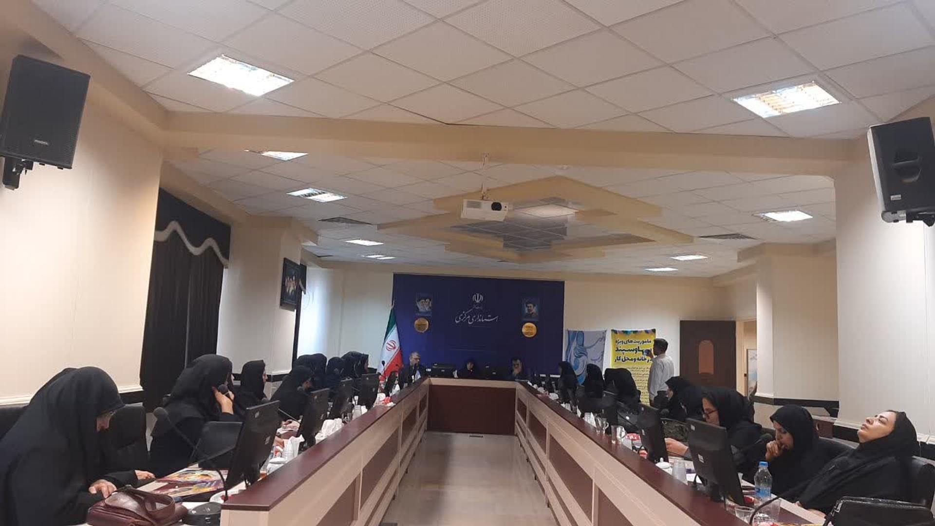 اولین نشست فصلی مشاورین امور بانوان دستگاههای اجرایی استان به ریاست مفتح زاده مدیرکل امورزنان وخانواده استانداری وباحضوراکبری دبیرکمیسیون مبارزه باقاچاق کالاوارز استان ومهندس محمودی مدیرتوزیع برق استان ومهندس سرآبادانی مدیرکل آب وفاضلاب استان برگزار شد.