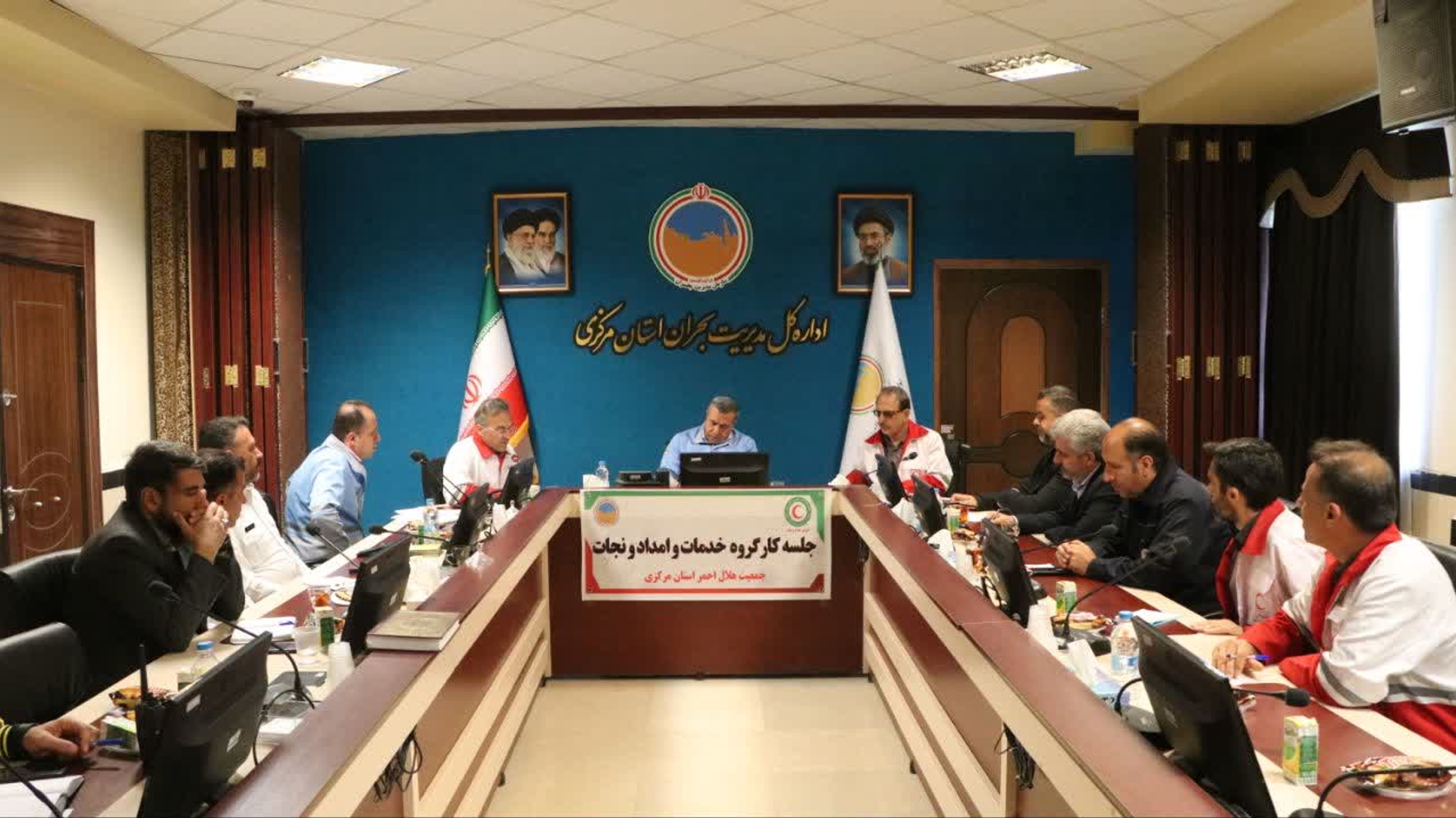 برگزاری جلسه کارگروه خدمات امداد و نجات استان مرکزی

جلسه کارگروه خدمات امداد و نجات استان مرکزی با حضور اعضای کارگروه و نمایندگان دستگاه‌های اجرایی مرتبط، به ریاست سیدمرتضی میری مدیرکل مدیریت بحران استان مرکزی و در محل سالن جلسات ستاد فرماندهی مدیریت بحران استان برگزار شد.

در این جلسه، ضمن پیگیری و بررسی مصوبات جلسه، اعضای کارگروه گزارشی از اقدامات و فعالیت‌های انجام‌شده در حوزه وظایف و مأموریت‌های محوله ارائه کردند. همچنین مسائل، چالش‌ها، راهکارها و برنامه‌های پیشنهادی دستگاه‌های عضو به منظور ارتقای سطح آمادگی، افزایش هماهنگی بین‌بخشی و بهبود روند ارائه خدمات امدادی و نجات در شرایط اضطراری مورد بحث و تبادل نظر قرار گرفت.

مدیرکل مدیریت بحران در این نشست با تأکید بر اهمیت آمادگی مستمر دستگاه‌های عضو ستاد مدیریت بحران، خواستار تقویت هماهنگی‌های بین‌دستگاهی، به‌روزرسانی برنامه‌های عملیاتی و بهره‌گیری از ظرفیت‌های موجود برای مدیریت مؤثر حوادث و بحران‌های احتمالی شد.

در ادامه، بر ضرورت برنامه‌ریزی، برگزاری و مشارکت فعال دستگاه‌های عضو در مانورها و رزمایش‌های تخصصی سال ۱۴۰۵ تأکید شد و مقرر گردید تمامی اعضا با جدیت نسبت به اجرای برنامه‌های آموزشی، تمرینی و عملیاتی اقدام کنند.