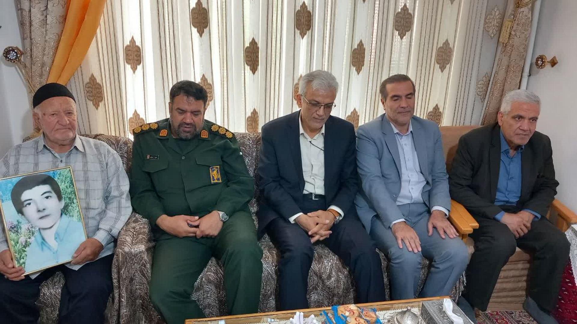 دیدار فرماندار زرندیه با خانواده شهید والامقام حسین صولتی در حکیم‌آباد