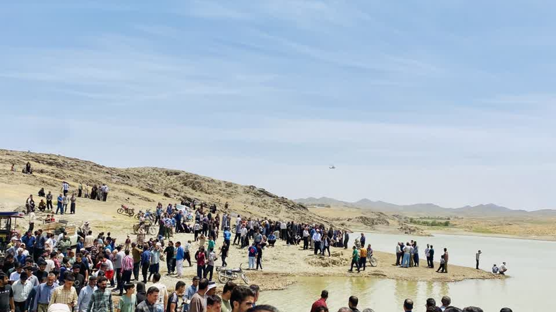 🔴 غرق شدن ۵ نفر در سد خاکی یاسبلاغ کمیجان / همه جان باختند

مدیرکل مدیریت بحران استانداری مرکزی از جان باختن ۵ نفر در حادثه غرق‌شدگی سد خاکی روستای یاسبلاغ شهرستان کمیجان خبر داد.

سید مرتضی میری اظهار کرد: حوالی ساعت ۱۱ صبح امروز گزارشی مبنی بر غرق شدن ۵ نفر در سد خاکی روستای یاسبلاغ دریافت شد که بلافاصله تیم‌های امدادی و نیروهای عملیاتی به محل حادثه اعزام شدند.

وی افزود: با اعزام تیم غواصی آتش‌نشانی از طریق اورژانس هوایی، هر پنج نفر از آب خارج و عملیات احیا بر روی آنان انجام شد، اما متأسفانه تلاش نیروهای امدادی مؤثر واقع نشد و تمامی افراد جان خود را از دست دادند.

مدیرکل مدیریت بحران استانداری مرکزی با بیان اینکه علت دقیق حادثه در دست بررسی است، گفت: بر اساس شواهد اولیه، این افراد هنگام شستشوی دام‌های خود در آب سد دچار حادثه شده‌اند.

پنجشنبه 7 خرداد 1404