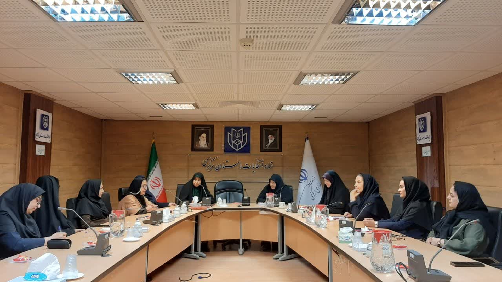 نشست مشترک «شورای بانوان مجمع خیرین سلامت» و «دفتر امور  بانوان وخانواده استانداری» به مناسبت هفته سلامت وپشتیبانی ازدفاع مقدس

📝 به گزارش روابط عمومی مجمع خیرین سلامت استان مرکزی، به مناسبت هفته سلامت، نشست مشترک شورای بانوان مجمع خیرین سلامت و دفتر امور بانوان وخانواده ستانداری با رویکرد هم‌افزایی، تشریک مساعی و بهره‌گیری از ظرفیت‌های بی‌بدیل تشکل‌های مردم‌نهاد و خیرین نیک‌اندیش برای پشتیبانی از دفاع مقدس ومقاومت تشکیل شد.