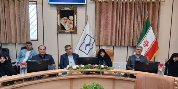 استاندار: زنان استان مرکزی، پیشگامان علم، مقاومت و توسعه فرهنگی هستند

🔹دکتر مهدی زندیه‌وکیلی روز سه شنبه هفتم مردادماه در نشست هم اندیشی معاون رئیس‌جمهور در امور زنان و خانواده با حضور مفتح زاده  مدیر  کل  امور زنان وخانواده استانداری  و  بانوان موفق شهرستان ساوه به نقش برجسته زنان ایران در حوزه‌های علمی، فرهنگی، اقتصادی اشاره کرد و افزود: زنان ایران با فعالیت‌های پویا و خلاقانه خود، نقشی کلیدی در توسعه همه‌جانبه کشور ایفا کرده‌اند و به‌عنوان الگویی از توانمندی و استقامت شناخته می‌شوند.
