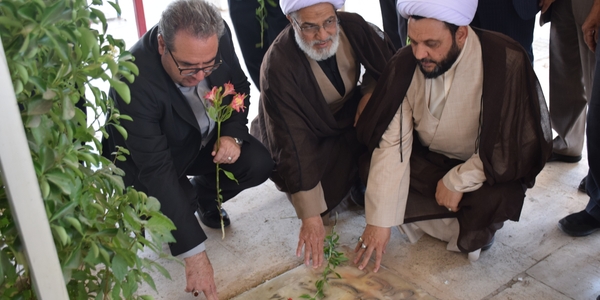 مراسم گلباران قبور شهدای ستاد نماز جمعه محلات برگزار شد