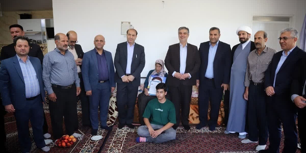 دیدار استاندار مرکزی با خانواده شهید "محمدحسین جلولی" در میلاجرد