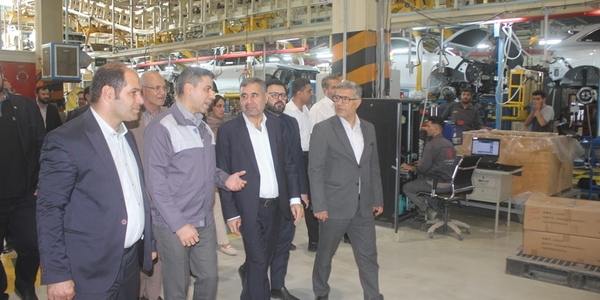 مشاور رئیس جمهور در امور احزاب و تشکل‌ها از شرکت آرین پارس موتور خمین بازدید کرد